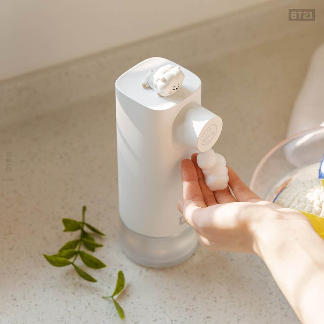 BT21 Stars of tomorrow, UNIVERSTAR!さんのインスタグラム写真 - (BT21 Stars of tomorrow, UNIVERSTAR!Instagram)「Self-hygiene, check. Cuteness, check. 😉 ⠀ #BT21 BABY Automatic Soap Dispenser ⠀ 'Cause washing hands is now officially a priority. ⠀ ✅ Touchless operation ✅ EWG verified for safe and organic ingredients ✅ Battery and detergent life > 6 months ✅ Fill-up is easy and convenient ⠀ [Korea] Shop now 👉 Link in bio ⠀ [Global] Only today at LINE FRIENDS COLLECTION 👉 Link in bio ⠀ #AutoSoapDispenser #BT21BABY ⠀」10月26日 10時45分 - bt21_official