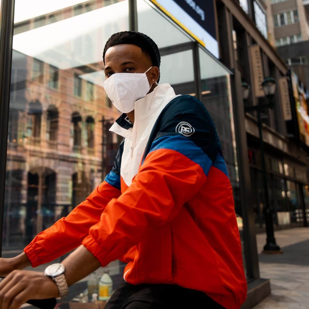 ペリーエリスのインスタグラム：「Look good on the go in classic, versatile Perry styles no matter the season. Tap to shop @christiancrosby look. #LifeReadySince1976」