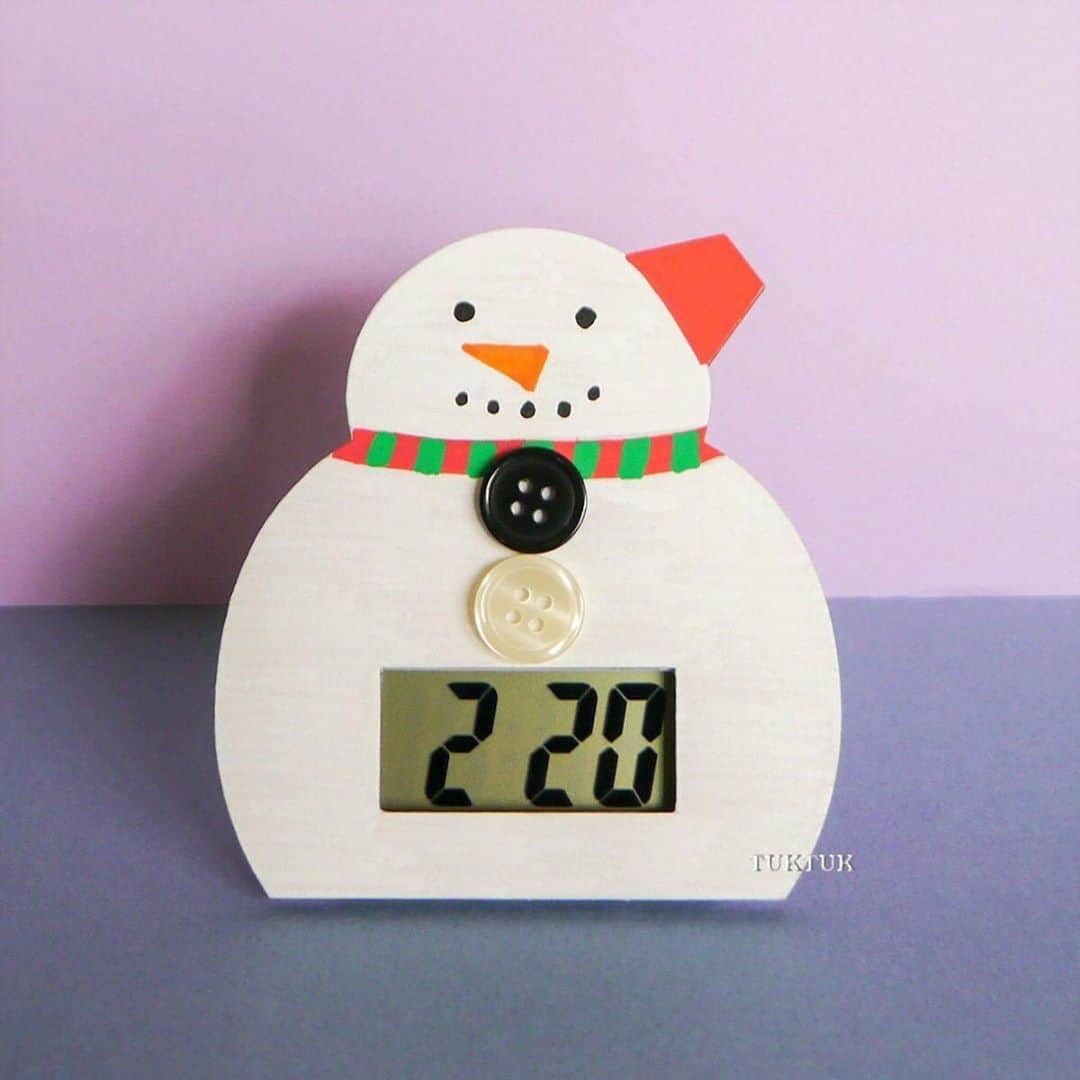 TUKTUKのインスタグラム：「■新商品：デジタル時計キット・雪だるま（10人分）  雪だるまの形のかわいいデジタル時計キットが新登場！ おなかの窓からのぞいた時計が、時間を教えてくれます。お好みで細い毛糸のマフラーなんか巻いても素敵ですね＾＾  #雪だるま　#時計の工作 #tuktuk子ども工作館 #手作りキット　#冬の工作ワークショップ」
