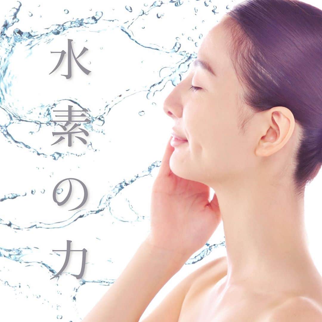 vs28baliのインスタグラム：「最近話題の水素美容✨💧✨💧﻿ ﻿ 水素には体内の活性酸素を還元し、﻿ 無害化する力があります💖﻿ 体内で増え過ぎてしまった活性酸素は、﻿ 肌の老化だけでなく万病の元とも言われています…😢﻿ ﻿ 水素の還元力による美肌効果は嬉しいものばかり👍﻿  ﻿ ✨美白効果✨﻿ 紫外線から肌を守るために活性酸素がチロシナーゼという酵素を活性化させ、﻿ シミの元となるメラニン色素を増加させます。﻿ 水素の働きで悪玉活性酸素が減少することにより、﻿ メラニン色素の増加を抑え、美白効果があると言われています。﻿ ﻿ ✨シワ、たるみの予防✨﻿ 身体の細胞を酸化させる活性酸素は、﻿ 肌に大切なコラーゲンも酸化させ、硬くしてしまいます。﻿ 水素はその酸化を抑え、﻿ もちもちとした弾力のある肌を守り、﻿ シワ・たるみを予防する力があると言われています。﻿ ﻿ ✨ニキビ・吹き出物を改善✨﻿ 肌が炎症した状態であるニキビや吹き出物。﻿ 炎症には炎症性サイトカインの発生が原因しており、﻿ 水素にはその発生を抑える働きがあると言われています。﻿ ﻿ 水素の還元力で秋も美肌を手に入れましょう😊﻿ イービーエムのスキンケアスタジオでも水素美容を取り入れたケアや化粧品をご用意しております🙌﻿ 基礎化粧品会社だからこそできる、﻿ 美肌づくりのプロのケアを是非一度お試しください🤗﻿ ﻿ .﻿ .﻿ スキンケアスタジオへのご予約・公式オンラインショップは﻿ プロフィールのリンクからCHECK！！﻿ .﻿ .﻿ #水素美容﻿ #活性酸素﻿ #シミ﻿ #シワ﻿ #たるみ毛穴﻿ #ニキビ﻿ #毛穴の汚れ﻿ #毛穴の黒ずみ﻿ #角質肥厚﻿ #角質除去﻿ #イービーエム ﻿ #イービーエム化粧品 ﻿ #スキンケア好きさんと繋がりたい ﻿ #セルフケア ﻿ #肌荒れケア﻿ #マスクで肌荒れ﻿ #毛穴﻿ #健康﻿ #美容 ﻿ #vs28bali #スキンケアスタジオ #ebm #フェイシャル #毛穴洗浄 #美肌 #小顔﻿ ﻿ @vs28bali﻿ @ebcc.skincarestudio﻿ @ebm_onlineshop﻿ @beautilous_cosme﻿ @marvelloty_cosmetics」