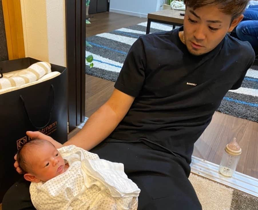 塩見好輝さんのインスタグラム写真 - (塩見好輝Instagram)「ご報告です。 この度息子が誕生しました👏 名前は晴輝(はる)です！  嫁には感謝しかありません。 ゴルフの活力になってます！ めちゃくちゃ頑張れる🏌️‍♂️⛳️  #新生児#赤ちゃんのいる生活  #天使#感動をありがとう」10月26日 10時44分 - kohki.shiomi