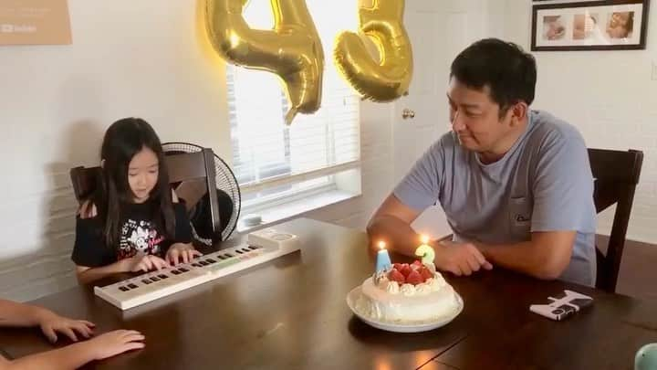 フロリダさえさなのインスタグラム：「さえさなとママにお誕生日を祝ってもらいました😊 43歳、これからも頑張ります✨ ママの手づくりケーキ、甘すぎない日本の優しいお味で最高でした🎂」