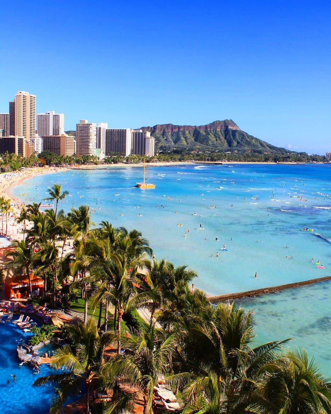 shihoのインスタグラム：「💙💠💙💠💙 ・ 最近晴れが続いて気持ちーね♡ 写真は以前　@sheratonwaikiki に 宿泊したときのテラスからの景色。 雑誌等によく載っているこのアングルが 目の前に広がった時の感動は 今でも忘れられない🥺💙 早くまたこの景色に逢いたい♡ ・ 皆さま今週もよろしくお願いします🥰💙 ・ #hawaii#islandofoahu#oahu#ハワイ#trip #オアフ島#travel#loco_hawaii#travel_jp #funtorip#タビジョ#旅MUSE#genic_travel #genic_mag#たびねす#旅行#genic_hawaii #sheratowaikiki#honolulu#waikiki#ワイキキ #hotel#tabijyo_hotel#sheraton#oahuhawaii #tabijyomap_hawaii#lealeahawaii#2020」
