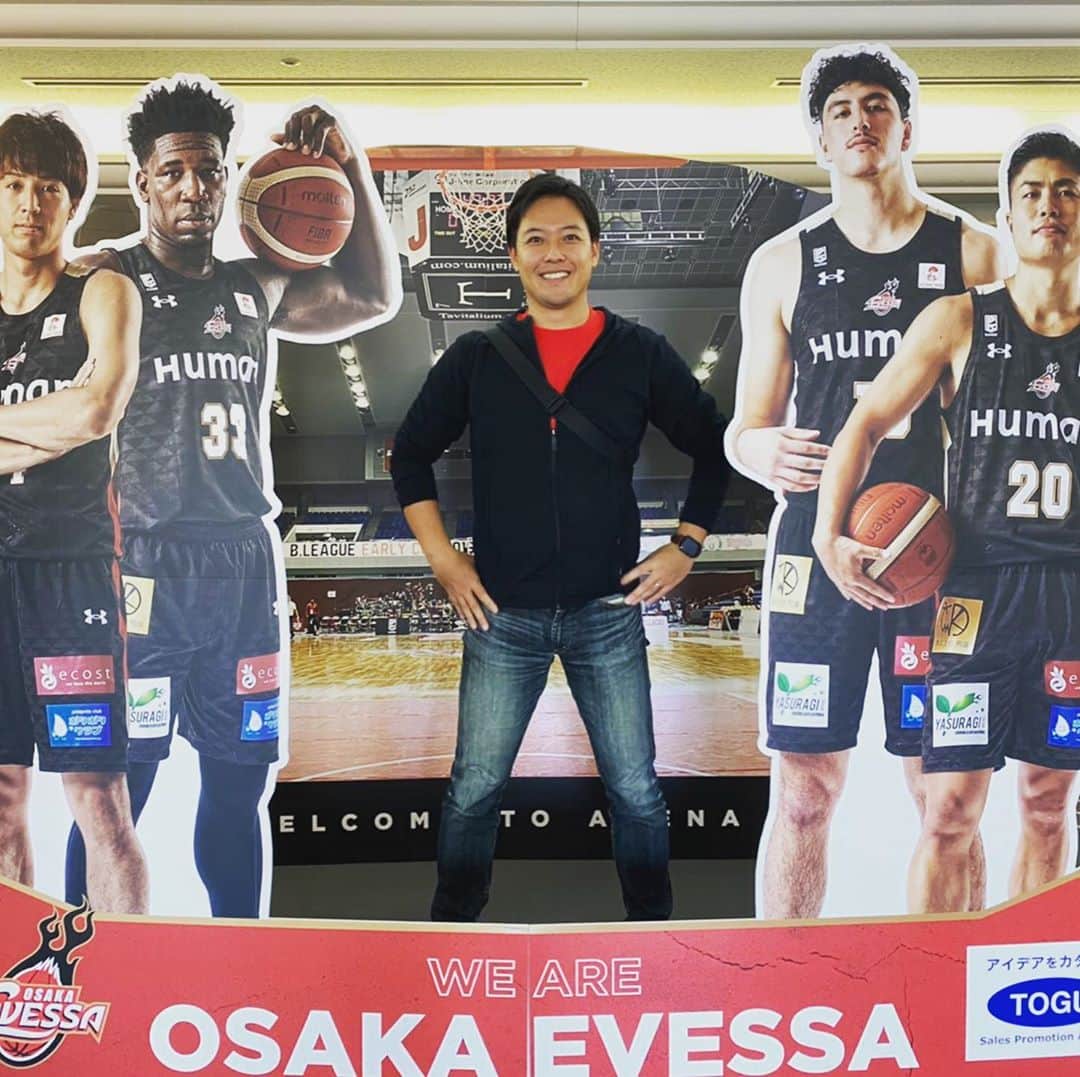 立田恭三のインスタグラム：「【Bリーグ観戦】 開幕前に#大阪エヴェッサ の#橋本拓哉選手 にインタビューをさせていただきましたが、ようやく生観戦できました！  二階席から観たんですが、 それでも 選手が近く感じて、 表情までわかる。  ルールとか選手に 詳しくなくても 楽しめる雰囲気ありました。  オープニングの演出が圧巻でしたねー！あれ見るだけでも生観戦の価値ありますねぇー！  負けちゃったけど、、 今度は勝ちゲームみたいなぁー！！お疲れ様でした！  #bリーグ  #バスケのファウルって難しいよね  #迫力がすごい  #スリーポイント気持ちいい #バスケットのファンって #ブースター  #って呼ぶらしい」