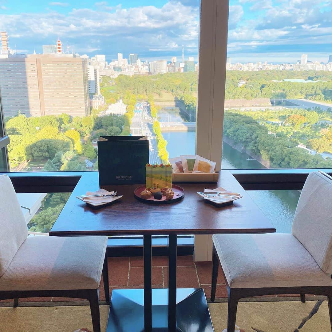 マキ・コニクソンさんのインスタグラム写真 - (マキ・コニクソンInstagram)「東京の宿泊先ホテル”The Peninsula Tokyo”のおもてなしに感動してる私であります。🥺  ホテルにお願いされだ訳でも何でもないのですがちょっとシェアさせて下さい！☝🏼  お部屋に入ったらチョコレートで作ったBooとKoinuの写真が立ててあって....😢 本当に嬉しいサプライズ！ でも食べれないっ！😭  テーブルの上には私の大好きな亀田のソフトサラダせんべいと新潟のお米”新之助”と パイナップルの形の手作りクッキー🍍そして南国のお花アンテリウムが置いてあって... 😢 一言では表現できない。 もぅ感動しかない。😭  今まで色々なホテルに宿泊したけどこんな温かい”おもてなし”を受けたのは初めてで嬉しくて泣きそうになりました。😭😭😭  お部屋からの景色も皇居が見れて緑がいっぱい。もう少ししたら紅葉が🍁素晴らしいと思う。  お風呂はSpa Modeにすると照明が暗くなって心地よい音楽が流れてきます。多分バスタブから流れてくるのは温泉の流し湯をイメージしてお部屋でスパトリート出来ますよ！ って事なんだと思う！(写真7枚目)  お部屋は全て消毒済のサインが貼ってあって本当に清潔！人と合わなくて良いように入り口横にはバレーボックスがあってハンガーとかお願いしてる物などそこに入れおいてくれます！(写真10枚目) コロナ対策がバッチリ出来てる！👍🏼  コンシェルジュの高木さんのプロフェッショナルな対応には本当に本当に感謝です。 有難う御座います！🙏🏻 もぅ心底リスペクト🙏🏻  ハワイのホテルもこれからどんどん再開すると思うからハワイに戻った後、皆んなにレポートしなきゃ！✍🏻 良い所は参考にしてもらおっと！☝🏼  日本のホテルサービスは本当に凄いなぁ。 アシスタントの島ちゃんが今回のホテルを全てアレンジして予約してくれたのですがお洒落で本当に素敵なホテルです。 島ちゃん有難う！🙏🏻  今回の日本の滞在で色々なホテルに宿泊しようと思ってる！ワクワク！🤗  今日もお互い 一日アロハッピーで 楽しく過ごそうね！😄🤙🏼  #ペニンシュラホテル東京  #日本のホテルのおすそ分け #日本のサービスは素晴らしい！ #東京ホテル巡り #コニクソンのホテルレポ✍🏻」10月26日 10時59分 - makikonikson