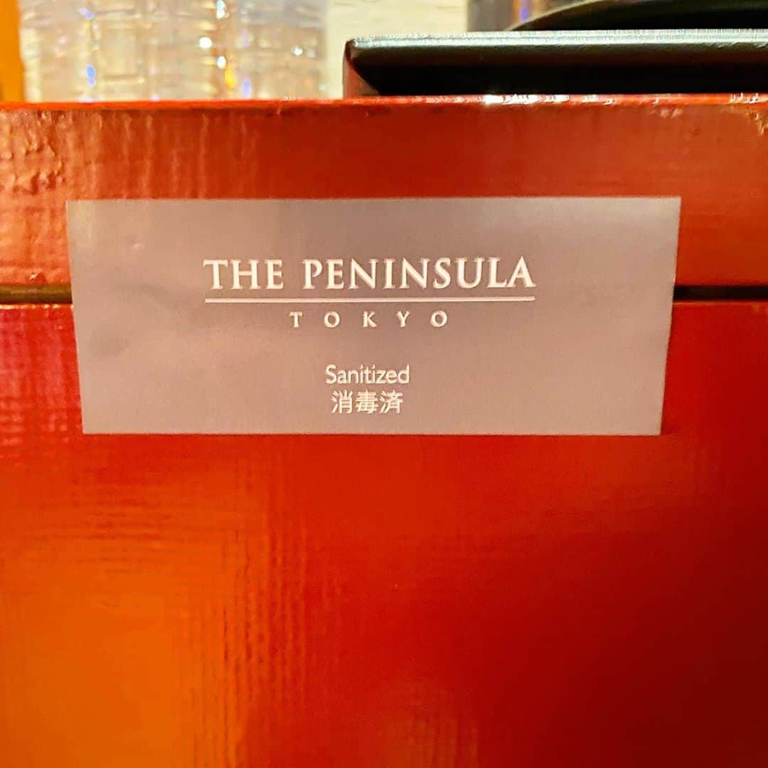 マキ・コニクソンさんのインスタグラム写真 - (マキ・コニクソンInstagram)「東京の宿泊先ホテル”The Peninsula Tokyo”のおもてなしに感動してる私であります。🥺  ホテルにお願いされだ訳でも何でもないのですがちょっとシェアさせて下さい！☝🏼  お部屋に入ったらチョコレートで作ったBooとKoinuの写真が立ててあって....😢 本当に嬉しいサプライズ！ でも食べれないっ！😭  テーブルの上には私の大好きな亀田のソフトサラダせんべいと新潟のお米”新之助”と パイナップルの形の手作りクッキー🍍そして南国のお花アンテリウムが置いてあって... 😢 一言では表現できない。 もぅ感動しかない。😭  今まで色々なホテルに宿泊したけどこんな温かい”おもてなし”を受けたのは初めてで嬉しくて泣きそうになりました。😭😭😭  お部屋からの景色も皇居が見れて緑がいっぱい。もう少ししたら紅葉が🍁素晴らしいと思う。  お風呂はSpa Modeにすると照明が暗くなって心地よい音楽が流れてきます。多分バスタブから流れてくるのは温泉の流し湯をイメージしてお部屋でスパトリート出来ますよ！ って事なんだと思う！(写真7枚目)  お部屋は全て消毒済のサインが貼ってあって本当に清潔！人と合わなくて良いように入り口横にはバレーボックスがあってハンガーとかお願いしてる物などそこに入れおいてくれます！(写真10枚目) コロナ対策がバッチリ出来てる！👍🏼  コンシェルジュの高木さんのプロフェッショナルな対応には本当に本当に感謝です。 有難う御座います！🙏🏻 もぅ心底リスペクト🙏🏻  ハワイのホテルもこれからどんどん再開すると思うからハワイに戻った後、皆んなにレポートしなきゃ！✍🏻 良い所は参考にしてもらおっと！☝🏼  日本のホテルサービスは本当に凄いなぁ。 アシスタントの島ちゃんが今回のホテルを全てアレンジして予約してくれたのですがお洒落で本当に素敵なホテルです。 島ちゃん有難う！🙏🏻  今回の日本の滞在で色々なホテルに宿泊しようと思ってる！ワクワク！🤗  今日もお互い 一日アロハッピーで 楽しく過ごそうね！😄🤙🏼  #ペニンシュラホテル東京  #日本のホテルのおすそ分け #日本のサービスは素晴らしい！ #東京ホテル巡り #コニクソンのホテルレポ✍🏻」10月26日 10時59分 - makikonikson