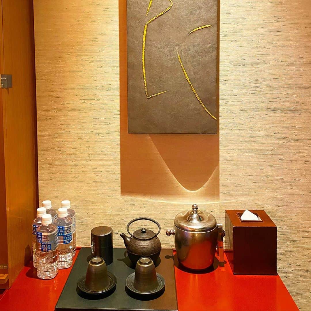 マキ・コニクソンさんのインスタグラム写真 - (マキ・コニクソンInstagram)「東京の宿泊先ホテル”The Peninsula Tokyo”のおもてなしに感動してる私であります。🥺  ホテルにお願いされだ訳でも何でもないのですがちょっとシェアさせて下さい！☝🏼  お部屋に入ったらチョコレートで作ったBooとKoinuの写真が立ててあって....😢 本当に嬉しいサプライズ！ でも食べれないっ！😭  テーブルの上には私の大好きな亀田のソフトサラダせんべいと新潟のお米”新之助”と パイナップルの形の手作りクッキー🍍そして南国のお花アンテリウムが置いてあって... 😢 一言では表現できない。 もぅ感動しかない。😭  今まで色々なホテルに宿泊したけどこんな温かい”おもてなし”を受けたのは初めてで嬉しくて泣きそうになりました。😭😭😭  お部屋からの景色も皇居が見れて緑がいっぱい。もう少ししたら紅葉が🍁素晴らしいと思う。  お風呂はSpa Modeにすると照明が暗くなって心地よい音楽が流れてきます。多分バスタブから流れてくるのは温泉の流し湯をイメージしてお部屋でスパトリート出来ますよ！ って事なんだと思う！(写真7枚目)  お部屋は全て消毒済のサインが貼ってあって本当に清潔！人と合わなくて良いように入り口横にはバレーボックスがあってハンガーとかお願いしてる物などそこに入れおいてくれます！(写真10枚目) コロナ対策がバッチリ出来てる！👍🏼  コンシェルジュの高木さんのプロフェッショナルな対応には本当に本当に感謝です。 有難う御座います！🙏🏻 もぅ心底リスペクト🙏🏻  ハワイのホテルもこれからどんどん再開すると思うからハワイに戻った後、皆んなにレポートしなきゃ！✍🏻 良い所は参考にしてもらおっと！☝🏼  日本のホテルサービスは本当に凄いなぁ。 アシスタントの島ちゃんが今回のホテルを全てアレンジして予約してくれたのですがお洒落で本当に素敵なホテルです。 島ちゃん有難う！🙏🏻  今回の日本の滞在で色々なホテルに宿泊しようと思ってる！ワクワク！🤗  今日もお互い 一日アロハッピーで 楽しく過ごそうね！😄🤙🏼  #ペニンシュラホテル東京  #日本のホテルのおすそ分け #日本のサービスは素晴らしい！ #東京ホテル巡り #コニクソンのホテルレポ✍🏻」10月26日 10時59分 - makikonikson