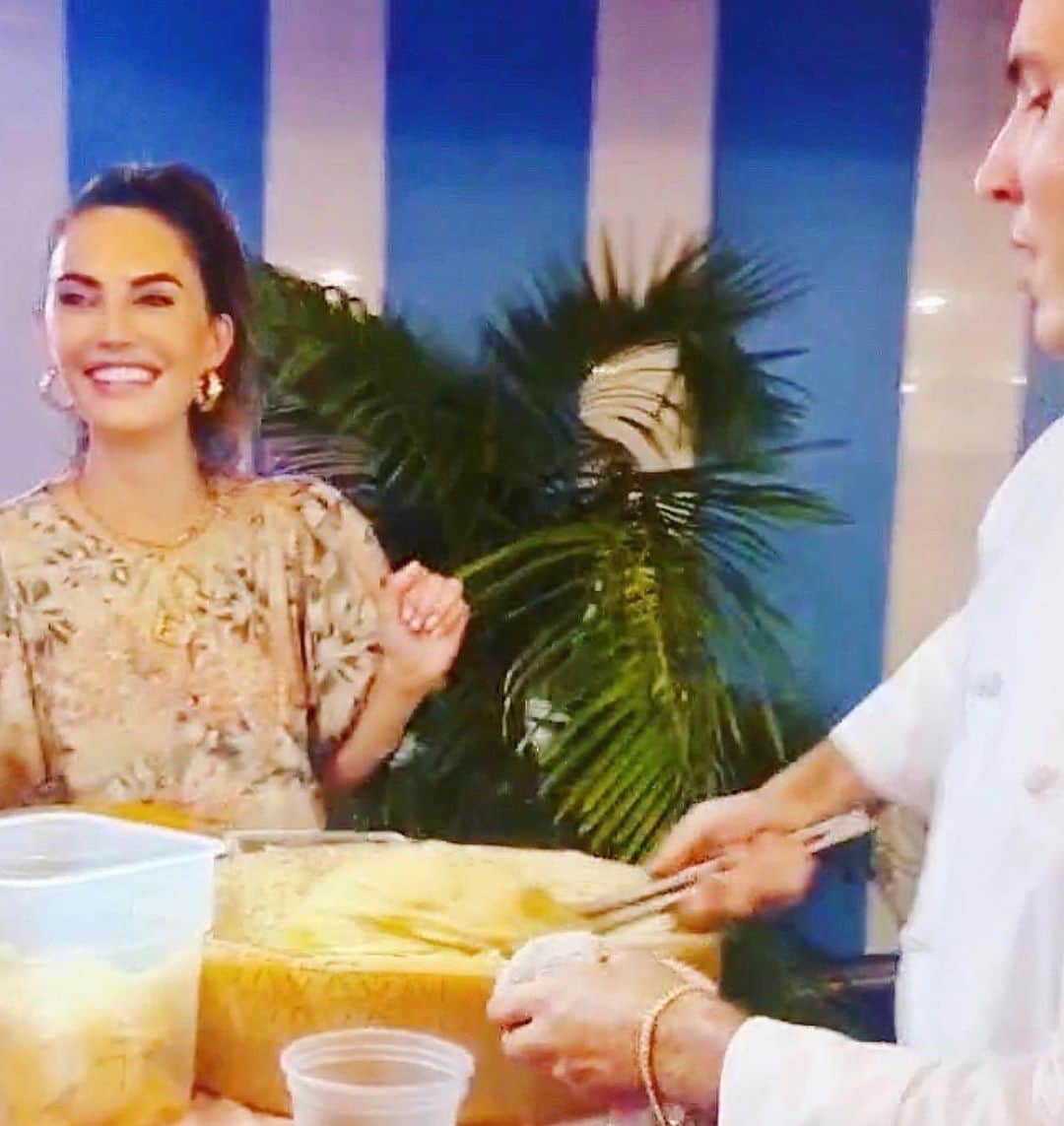 Elizabeth Chambers Hammerさんのインスタグラム写真 - (Elizabeth Chambers HammerInstagram)「Blurry, but HAPPY! Thank you, chef @jaketylerbrodsky, @spadadavide88 and @paradisepizzagc for inviting me to be in my absolute element. Guest cheffing/serving last night was everything. We made Cacio e Pepe, served tableside for hundreds of happy guests, and now they’re stuck with me. See you next week for another Mambo Italiano night (and maybe Sunday brunch and every @tillies, @paradisepizzagc and @palmheightsgc event in between). Here to serve! And cook.」10月26日 10時59分 - elizabethchambers