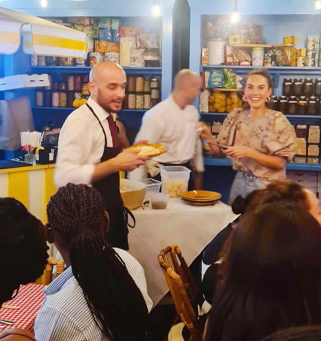 Elizabeth Chambers Hammerのインスタグラム：「Blurry, but HAPPY! Thank you, chef @jaketylerbrodsky, @spadadavide88 and @paradisepizzagc for inviting me to be in my absolute element. Guest cheffing/serving last night was everything. We made Cacio e Pepe, served tableside for hundreds of happy guests, and now they’re stuck with me. See you next week for another Mambo Italiano night (and maybe Sunday brunch and every @tillies, @paradisepizzagc and @palmheightsgc event in between). Here to serve! And cook.」