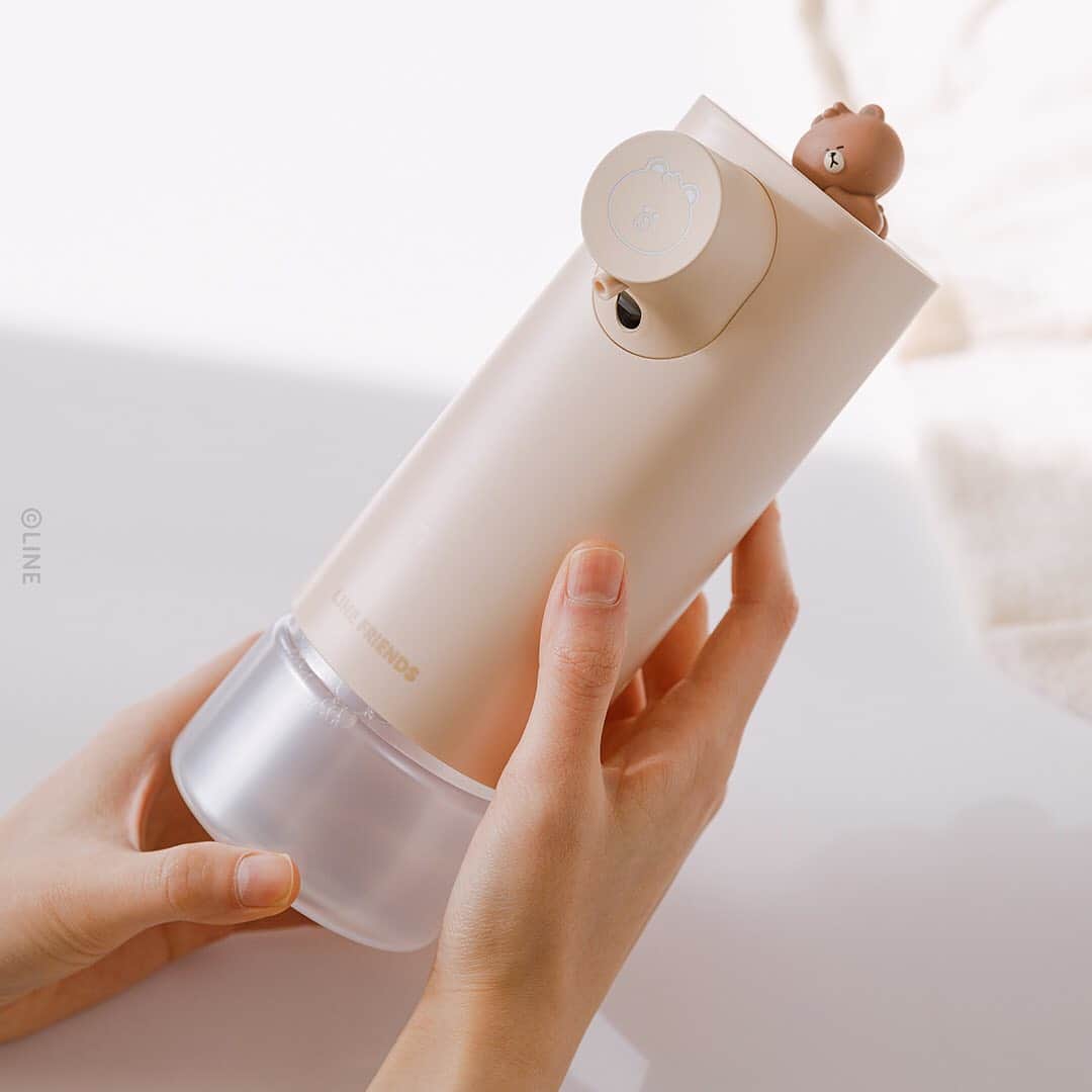 LINE FRIENDSさんのインスタグラム写真 - (LINE FRIENDSInstagram)「Stay safe and fresh. ⠀ MINI BROWN & FRIENDS Automatic Soap Dispenser ⠀ ✅ Touchless operation ✅ EWG verified for safe and organic ingredients ✅ Battery and detergent life > 6 months ✅ Cordless and convenient ⠀ Self-hygiene has never been more important. Be responsible. Protect yourself and your loved ones. 🙆 ⠀ Only today at LINE FRIENDS COLLECTION 👉 Link in bio ⠀ #LINEFRIENDS #AutoSoapDispenser #Hygiene #Handwash #WashYourHands」10月26日 11時02分 - linefriends