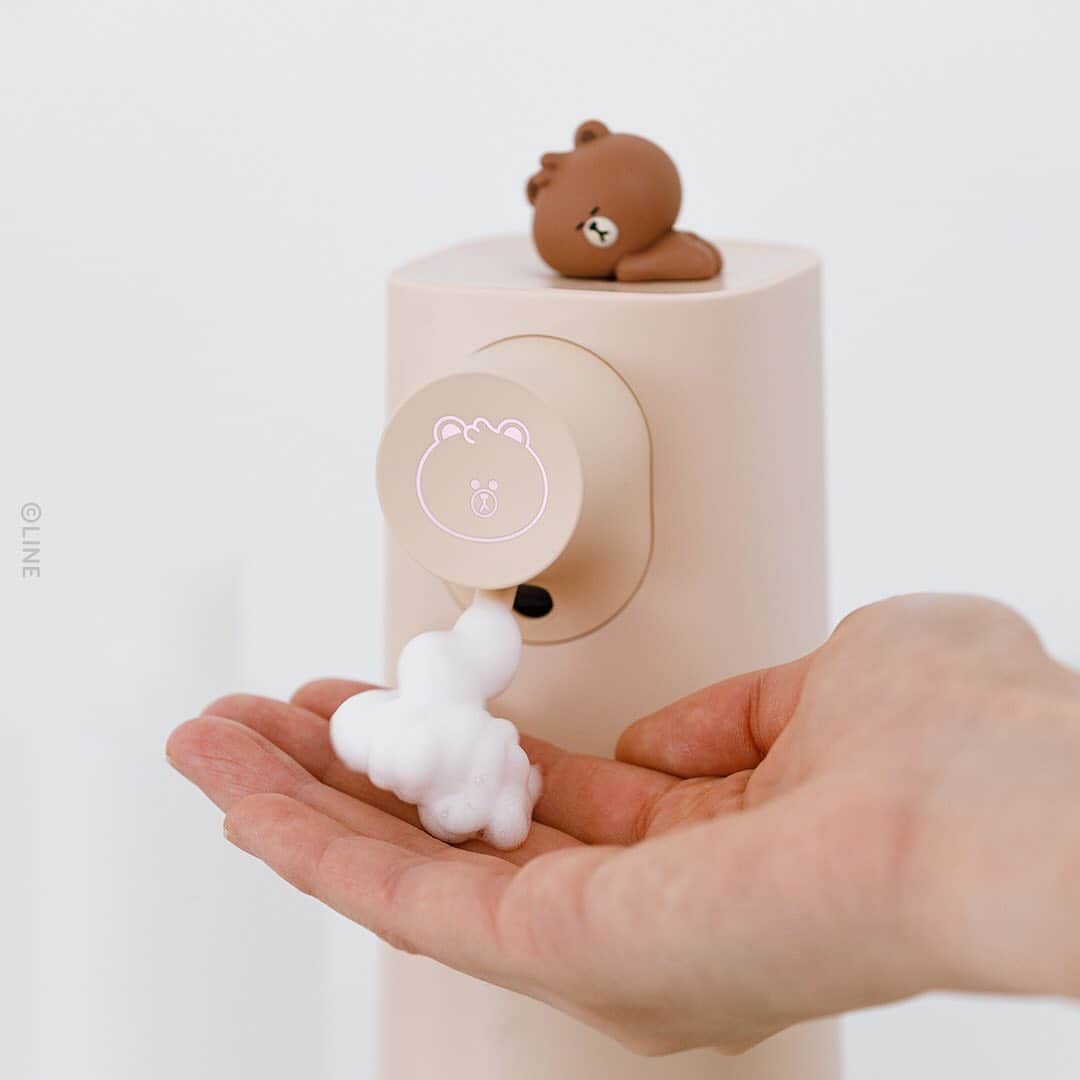 LINE FRIENDSさんのインスタグラム写真 - (LINE FRIENDSInstagram)「Stay safe and fresh. ⠀ MINI BROWN & FRIENDS Automatic Soap Dispenser ⠀ ✅ Touchless operation ✅ EWG verified for safe and organic ingredients ✅ Battery and detergent life > 6 months ✅ Cordless and convenient ⠀ Self-hygiene has never been more important. Be responsible. Protect yourself and your loved ones. 🙆 ⠀ Only today at LINE FRIENDS COLLECTION 👉 Link in bio ⠀ #LINEFRIENDS #AutoSoapDispenser #Hygiene #Handwash #WashYourHands」10月26日 11時02分 - linefriends