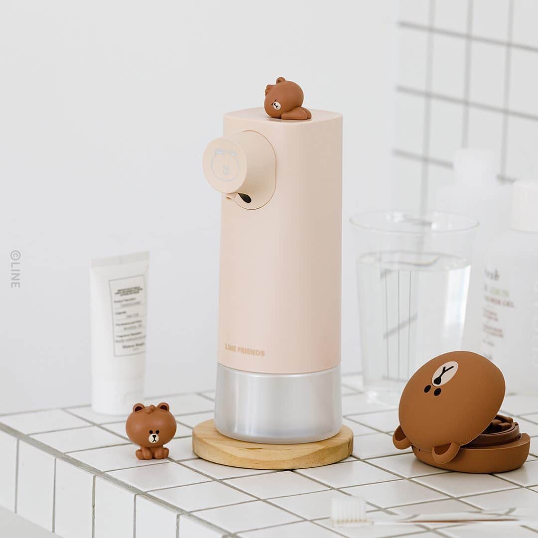 LINE FRIENDSさんのインスタグラム写真 - (LINE FRIENDSInstagram)「Stay safe and fresh. ⠀ MINI BROWN & FRIENDS Automatic Soap Dispenser ⠀ ✅ Touchless operation ✅ EWG verified for safe and organic ingredients ✅ Battery and detergent life > 6 months ✅ Cordless and convenient ⠀ Self-hygiene has never been more important. Be responsible. Protect yourself and your loved ones. 🙆 ⠀ Only today at LINE FRIENDS COLLECTION 👉 Link in bio ⠀ #LINEFRIENDS #AutoSoapDispenser #Hygiene #Handwash #WashYourHands」10月26日 11時02分 - linefriends