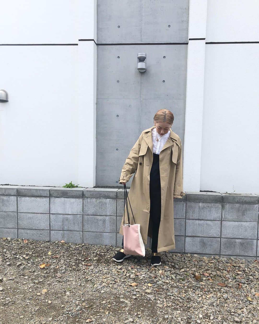 ◆miki◆のインスタグラム：「* * 🕵️🕵️🕵️ * トレンチコートの季節ですよ 奥さん‼️‼️‼️ 北海道なんてすーぐ寒くなっちゃって 一瞬で着れなくなるんだから‼️ ウルトラライトダウンと重ねたい気持ちを グッと抑えてます☺️  ほんで すんごい可愛いトレンチと 出会っちゃったんだからぁ‼️ んもぉ～なんこれ 素材、デザイン、着やすさ 全てがパーフェクトですぅ💯  これはもう大切に大切に着て ののなのへ受け継ぐ予定ですぅ あ 1個足らへん 喧嘩になるわ  (もう1個買わなアカン)  coat @aresense_official  blouse @zara  overall @peache_select  bag @peache_select  コラボ sneakers @ferragamo  necklace @in_m_o_o_d  pierce @ten._____  ring @peache_silver_jewerly   #母ちゃんのootd #ママコーデ #ママファッション #アラフォーコーデ #アラフォーファッション #ハイトーンショート  #ハイトーンカラー  #ハイトーンボブ  #ミルクティーベージュ  #ミルクティーグレージュ  #ミルクティーカラー  #ボブ #ボブヘアー  #ショート #ショートヘア」