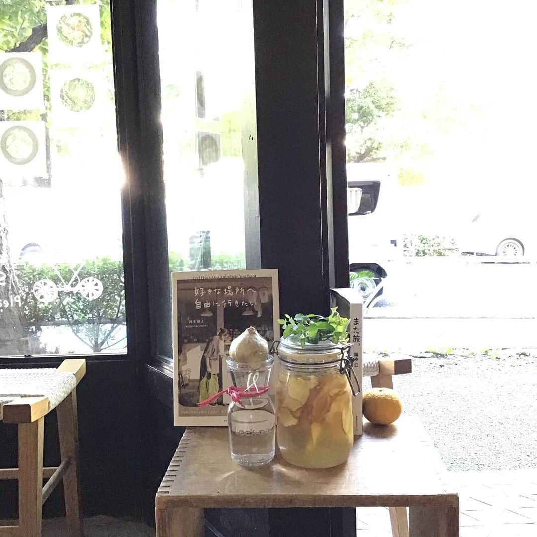 Pho 321 Noodle barのインスタグラム：「ヴェトナム🇻🇳の旅の朝ごはんを想い出すから-素材がシンプルでからだが調うから-碗をいただいている時の窓の向こうの景色が好きだから-  お客さまが此処に辿り着くまで　色々な理由やタイミングがあって　そのひとつひとつがお店をかたちつくって下さっているのだと思います。  季節のシロップが　ルヴァーブとスパイス(クラフトコーラ)から　河内晩柑(愛媛)、ライム（愛媛)、檸檬(愛媛)、ジンジャー(高知)のシロップにバトンタッチ、たっぷりと生姜を効かせたシロップは初めてです。  豚ひき肉とレモングラスのピリ辛そぼろごはん🌶にもぴったりです。 海老とお野菜の生春巻きは　引き続き　北海道三野農園さんのイエロービートルート入りです⚡️（ビートルートがなくなり次第終了)  本日は厨房の大がかりなメンテナンス作業の為 2:30pm last call 3pm closingとなります。短い営業時間となり、ご不便をお掛け致しますが何卒宜しくお願い致します。  今週末はいよいよリバーバンクでgood neighbors jamboreeが開催、 (チケットはsold outとなっております🕊) 皆さまにとって　新しい1歩と発見のある善き1週間になりますように  today’s reccomend:homemade seasonal syrup soda(lime&ginger.its new!),pho chicken,bun lovely veegie(warm),com ground pork &lemonglass rice,boiled 🥚/coriander topping, summer roll for sharing and cheer 🍻   todays beautiful book:好きな場所へ自由に行きたい-心は自由、どこへでも/岡本敬子(光文社)  todays opening bgm📻’boho dance’/bjork *tribute to Joni mitchell  #mondaymotivation #gnjamboree2020」