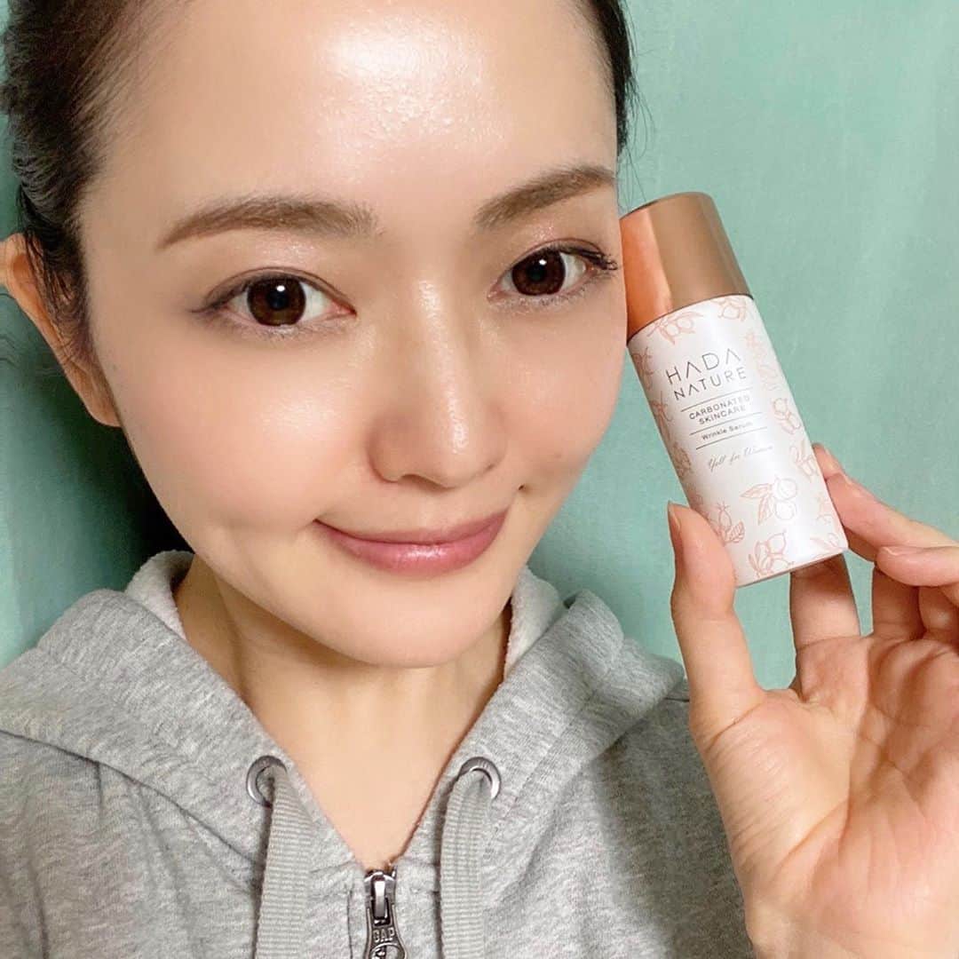 山口愛実のインスタグラム：「肌ナチュールの リンクルセラム お試ししてみました😆  ビックリ思った以上にきめ細かくてふわふわの泡が出てくるので思わずたーっぷり塗りたくってしまいました！！ もうこの泡に顔ごとつっこみたいぐらい気持ちいい 泡を肌にぐぐってしたら肌がもっちりつやつやになったよー！！めっちゃ気持ちいい新しい感覚の美容液  #pr #肌ナチュール #リンクルセラム #炭酸コスメ  @hadanature_official」