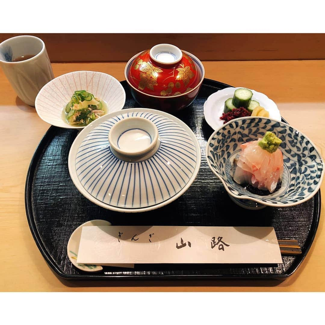 垰智子さんのインスタグラム写真 - (垰智子Instagram)「先日、@ginza_yamaji の名物 黒胡麻の鯛茶漬けを頂いてきたよ🐟 . 瀬戸内海の天然鯛を毎日、空輸で運んで来たものが食べれるからとっても美味しいの♡ . そのぷりぷりの鯛を山路特製の半年寝かせた黒胡麻だれで食べるんだけど、それがまた美味しい😍 . 半分は黒胡麻ダレで食べて、半分はお茶漬けにして食べれるから1度で2度お得✨ . 2010年から16年まで連続でミシュランに選ばれてるだけあって、煮物が本当に優しい味で美味しかったなぁ💕☺ . 今度はゆっくりと夜行きたいな♪ . #ginzayamaji #山路 #ぎんざ山路 #割烹 #food #ginza #銀座 #foodstagram #和食 #鯛茶漬け  #lunch #日本料理 #japanesefood  #美食」10月26日 11時05分 - taotao_tomo