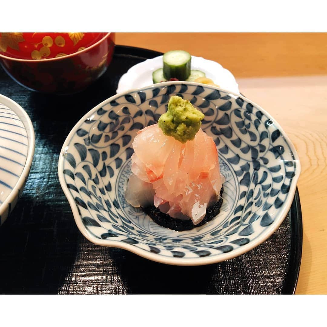 垰智子さんのインスタグラム写真 - (垰智子Instagram)「先日、@ginza_yamaji の名物 黒胡麻の鯛茶漬けを頂いてきたよ🐟 . 瀬戸内海の天然鯛を毎日、空輸で運んで来たものが食べれるからとっても美味しいの♡ . そのぷりぷりの鯛を山路特製の半年寝かせた黒胡麻だれで食べるんだけど、それがまた美味しい😍 . 半分は黒胡麻ダレで食べて、半分はお茶漬けにして食べれるから1度で2度お得✨ . 2010年から16年まで連続でミシュランに選ばれてるだけあって、煮物が本当に優しい味で美味しかったなぁ💕☺ . 今度はゆっくりと夜行きたいな♪ . #ginzayamaji #山路 #ぎんざ山路 #割烹 #food #ginza #銀座 #foodstagram #和食 #鯛茶漬け  #lunch #日本料理 #japanesefood  #美食」10月26日 11時05分 - taotao_tomo