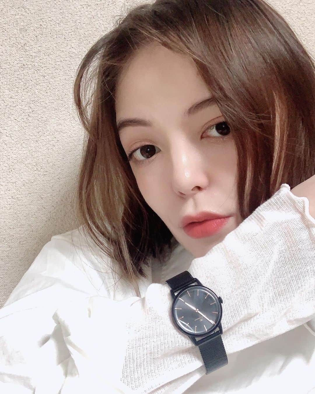 maya kibbel キベルまやのインスタグラム：「秋のコーデを工夫しながら、いつもありがたいのはこの　@augustbergjapan 腕時計です✨どんなスタイルにも合って、すぐおしゃれになりますー🤍  デンマーク発エシカル時計ブランドAugust Berg (オーガスト・バーグ)が伝統的英国ブランドMORRIS & CO.とのコラボレーションコレクション発表いたしました。皆是非チェックしてねー  #augustbergjp #オーガストバーグジャパン #タイムフルネス #腕時計 #tokyo」