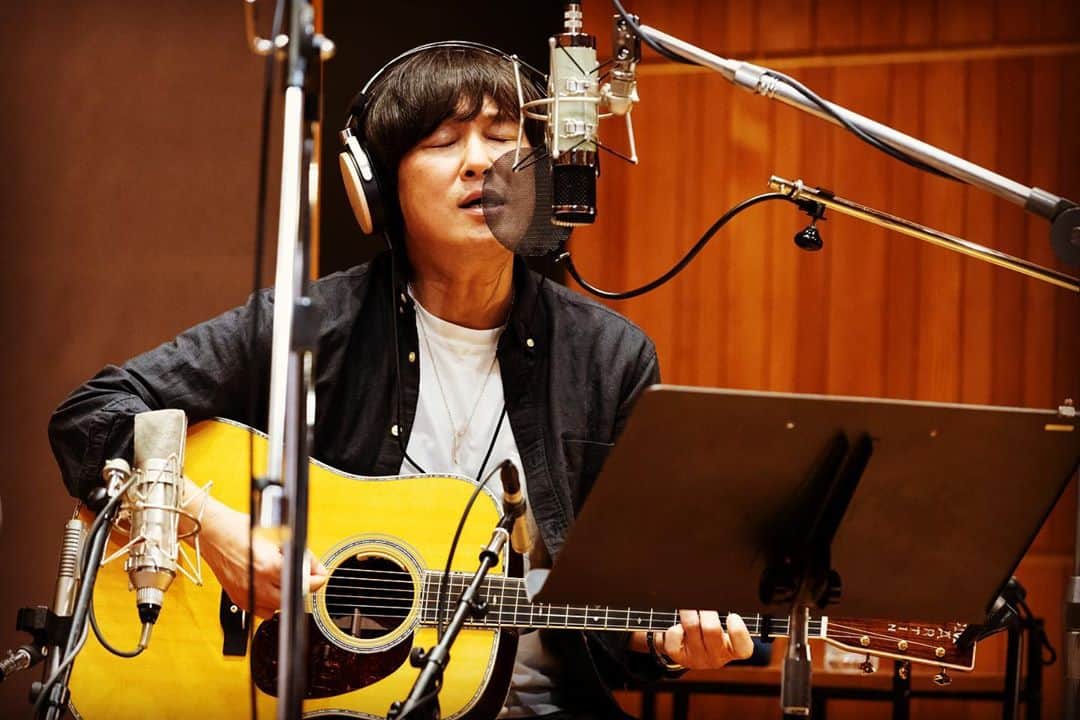 浅田信一のインスタグラム：「🎙🎙🎙  REC中のショットから中ジャケ写真を選定中。  『ASHES OF SONGS』 アコースティックセルフカバーアルバム  2020/12/24 CD&カセットテープにてリリース予定  完全限定生産  オフィシャルサイトにて予約受付中です。 聴いてね！  www.asashin.net  #martind45 #martind45v  #bockaudio251 #bock251」