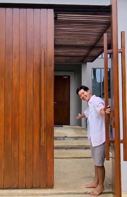 アイス・サランユーのインスタグラム：「ห้องพักที่ดีที่สุดของ @layanaresort เกาะลันตา  มาในรูป แบบห้องสำหรับครอบครัว  ชื่อห้อง La Maison พักได้สูงสุดถึง 6 ท่าน  พิเศษสุด Special Deal เฉพาะตอนนี้  จาก 60,000++/คืน Special Offer ที่ 17,000++/คืน  เติมความสุข ในวันพักผ่อน กับช่วงเวลาอันมีค่า ของคุณและคนที่คุณรัก @layanaresort นะครับ  #layanaresort  #kholanta  #krabi  #เกาะลันตา  #กระบี่  #เที่ยวทั่วไทยกับไอซ์ศรัณยู」