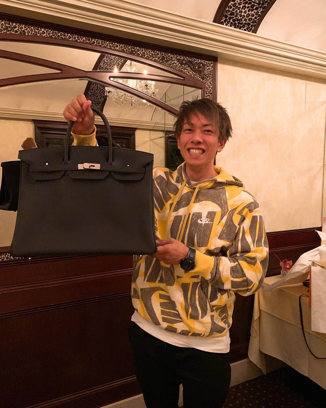 のインスタグラム：「とあるご縁から…﻿僕みたいなモノが…﻿ ﻿ ﻿バーキンを持つ事になりました😂﻿ ﻿ ﻿ファースト・バ⚫︎ジン！！﻿ ﻿ ﻿あっ、違う…ファースト・バーキン！！﻿ (バ⚫︎ジンはファーストだからバ⚫︎ジンか…)﻿ ﻿ ﻿くわ〜！！﻿ ﻿ ﻿皮のいい匂い！！🤤﻿ ﻿ ﻿大事に一生使い込みます。😭﻿ ﻿ #バーキン #エルメス #バージン #いい匂い」