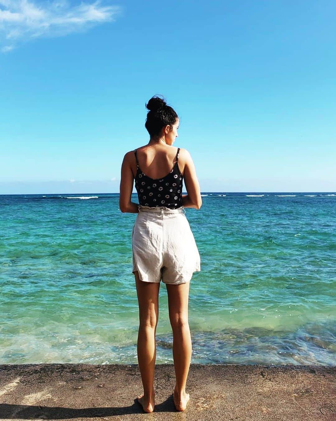 マヤ アリーナのインスタグラム：「Wrinkly pants, beautiful view 🌴ショーツはシワだらけだけど、この景色は最高😍」