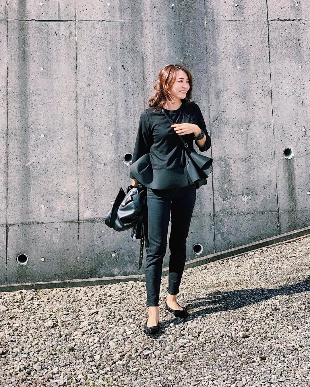 鈴木優美 さんのインスタグラム写真 - (鈴木優美 Instagram)「先日のコーデ♪ 今日もつけていた @cookiechocolate_official のパールピアスと一緒にフリルトップスも着てみました❤︎ フリルが腰の位置を高く見せてくれて脚長効果✨ この日はスキニー、シースルードットのフラットシューズと合わせてオールブラックコーデにしました💭 . outer @zara #zara #ザラ  tops #cookiechocolate #クッキーチョコレート  skinny @uniqlo #uniqlo #ユニクロ  bag @vasic_japan #vasic #ヴァジック  . . ちなみに髪は巻いてないのにオイルでこんなに動きが💫 早く美容院行きたい💇‍♀️ . . . . . . #甘黒 #ブラックコーデ #シンプルコーデ #オールブラック #秋のママコーデ #ママコーデ #ママコーディネート #プチプラコーデ #プチプラ #ママライフ」10月26日 11時13分 - yumi_kakiuchi