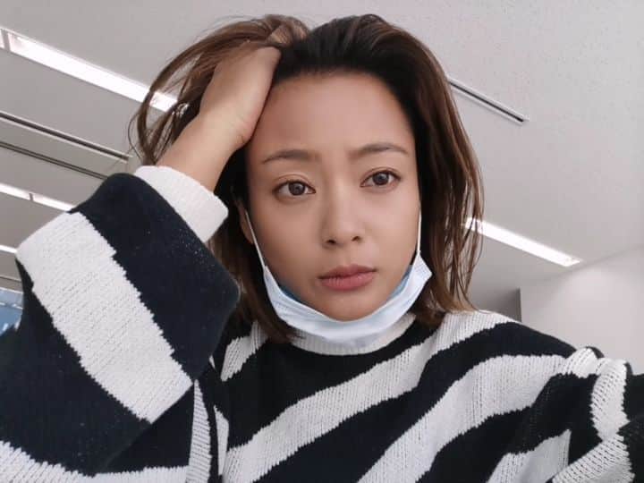 脇田恵子のインスタグラム：「またまたメンズばっかり着てるんだけど また女らしい格好に戻ることはあるのかな🤔  お腹空いてちょっとご機嫌斜めな顔」
