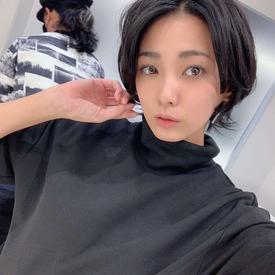 Ai（虫賀愛）のインスタグラム：「* new hair ✂️ * ちょびっと　#ウルフカット 次回パーマかけれるといいなあ🤤💕　 * * @sunaoakiyama さんのセットがおにかわいかった💕 こんなの自分じゃできなーい！笑 *  でも鏡の前であーでもないこーでもないって悩むのはすき💕 * * これから楽しみ🐱 * @rock_hairdesign  #ウルフカット #黒髪ショート #hairstyle #hair #new」