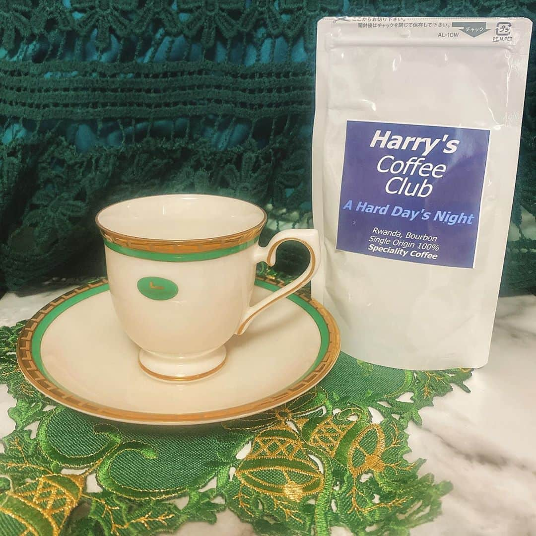 Erenaさんのインスタグラム写真 - (ErenaInstagram)「🌱目覚めの一杯にHarry's Coffee ☕️🌱 "Harry's Coffee Club" @harryscoffee1 『A hard Day's Night』🇷🇼東アフリカ ルワンダ産🇷🇼 スッキリしてやる気UP♡♡♡ そしてコーヒーには、疲労回復, 抗酸化作用,アンチエイジングなどの嬉しい効果があるのだ🥰 . 》》Check her ♥️ 》》 【公式ｵﾝﾗｲﾝｽﾄｱ】https://www.harryscoffee.net/ . . #harryscoffeeclub#bourboncoffee#coffee#aharddaysnight#秋の新作#エスプレッソ風味#コーヒー#珈琲#ブルボン珈琲#ルワンダ産#東アフリカ#最も美味しいコーヒー#おすすめコーヒー#コーヒーの香りに癒される#コーヒー豆#アンチエイジング#美白美肌効果#シミ予防#癒しの時間#リラックス#70ヵ国廻って辿り着いた最も美味しいコーヒー#コーヒーの効果たくさん#糖尿病や心臓病.脳卒中.癌予防#カフェイン#脂肪分解酵素を活性化する作用#コーヒーは運動する45分程前に飲むと痩せやすい体へ導いてくれる#breakfast」10月26日 11時22分 - o1.erena.1o_