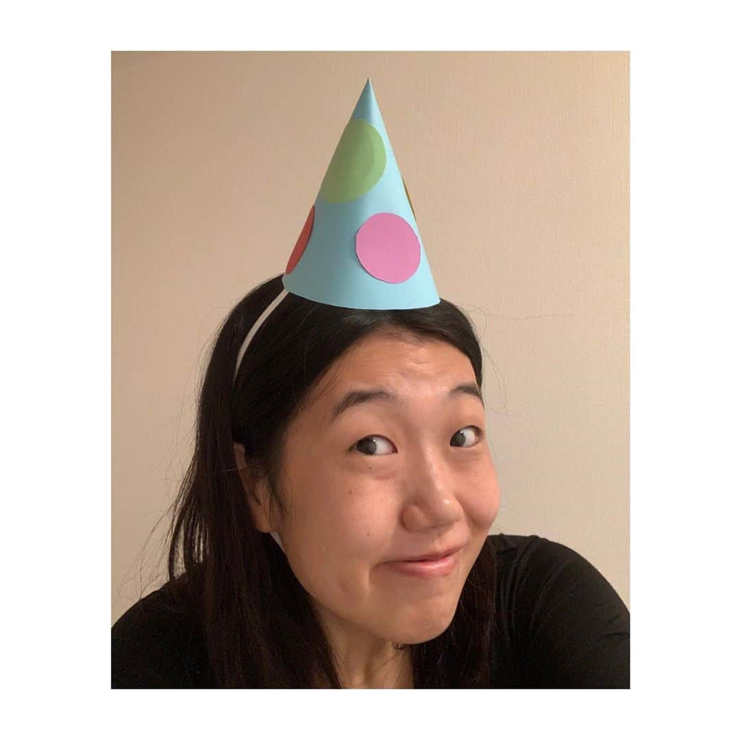 横澤夏子さんのインスタグラム写真 - (横澤夏子Instagram)「#私のゴムながーーー！ #私の帽子姿どこかで見たことあるなーって思ったら #天狗だったのよー！ #壁面以外にも画用紙で作れるもの見つけたのよー！ #うふ！」10月26日 11時23分 - yokosawa_natsuko