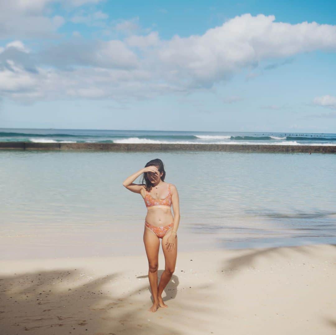 アリッサ ウーテンのインスタグラム：「Thankful that I spent a lot of time here these past few months with my son. Who knows the next time we’ll ever see Waikiki with just us ❤️ PC @lovekimiko」