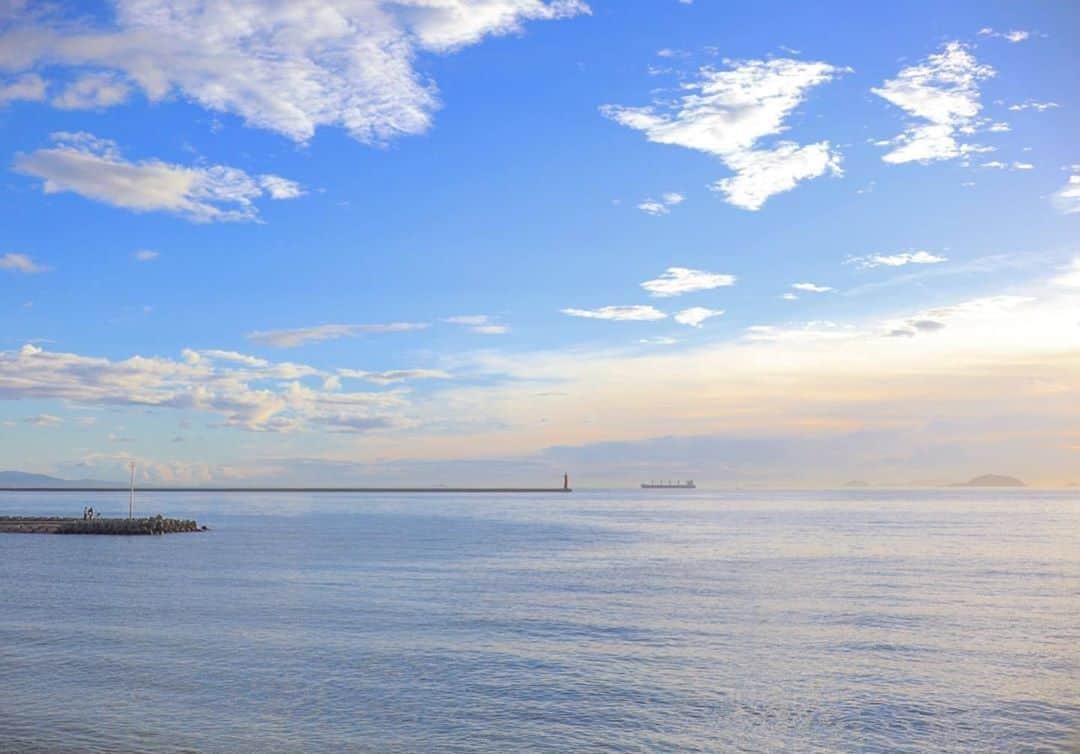 LIFE with CAMERAさんのインスタグラム写真 - (LIFE with CAMERAInstagram)「海は癒し。⠀ Photo by  sana.1764⠀ https://www.instagram.com/p/CGq-Yz6g95r/⠀ .⠀ ＼ユーザーのみなさまの作品を紹介中／⠀ .⠀ Canonの小さなミラーレス、EOS M200・M100・M10のいずれかで撮影された写真に、指定のハッシュタグをつけて投稿いただいた作品をシェアさせていただきます！⠀ .⠀ ▽指定ハッシュタグはこちら⠀ EOS M200で撮影 ⇒ #my_eosm200⠀ EOS M100で撮影 ⇒ #my_eosm100⠀ EOS M10 で撮影 ⇒ #my_eosm10⠀ .⠀ （※）紹介させていただく際は事前にご連絡はいたしませんのでご了承ください。⠀ （※）投稿いただく写真に使用される著作物、肖像については、ご本人が著作権を有するもの、又は権利者から事前に使用承諾を得たものであるものとします。ご投稿いただく写真に関して万一問題が生じた場合は当事務局は責任を負いかねますことご了承ください。⠀ .⠀ EOS M200の詳細は、本アカウントのプロフィール（ @canon_eosm ）にあるURLからご覧ください。⠀ .⠀ #my_eosm100⠀ #らしさにであう #らしさがひろがる⠀ #LIFEwithCAMERA #LIFE_with_CAMERA #カメラのある生活 ⠀ #Canon #キヤノン #EOS #EOSM #EOS_M #EOSM100 #EOS_M100」10月26日 11時30分 - canon_eosm