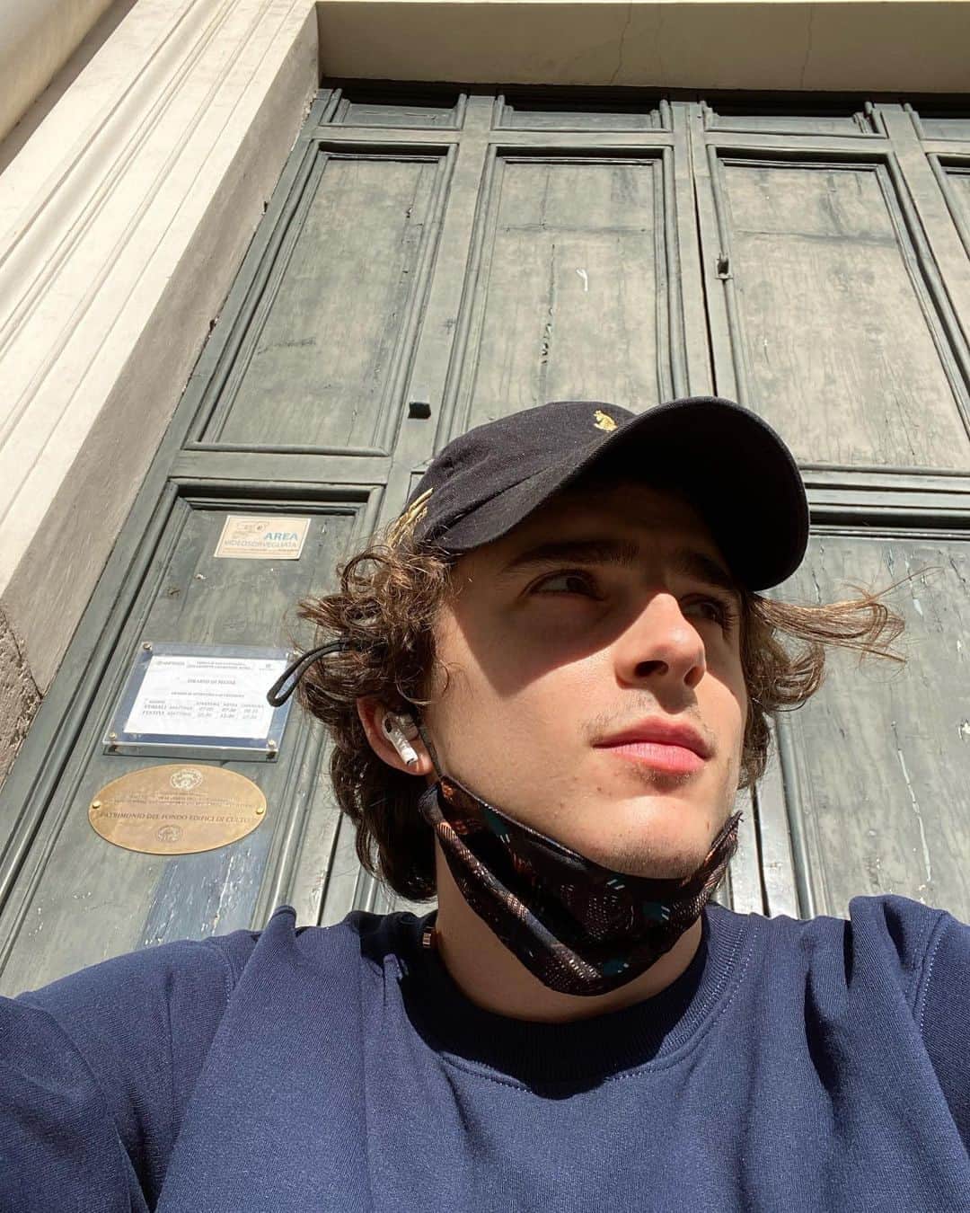 Teen Vogueさんのインスタグラム写真 - (Teen VogueInstagram)「POV: you're Timothée Chalamet's iPhone as he goes live with Selena Gomez 🤓  At the link in bio, watch his candid chat with Selena as he waited in line for early voting 🗳️ (Have you voted yet?!)」10月26日 11時30分 - teenvogue