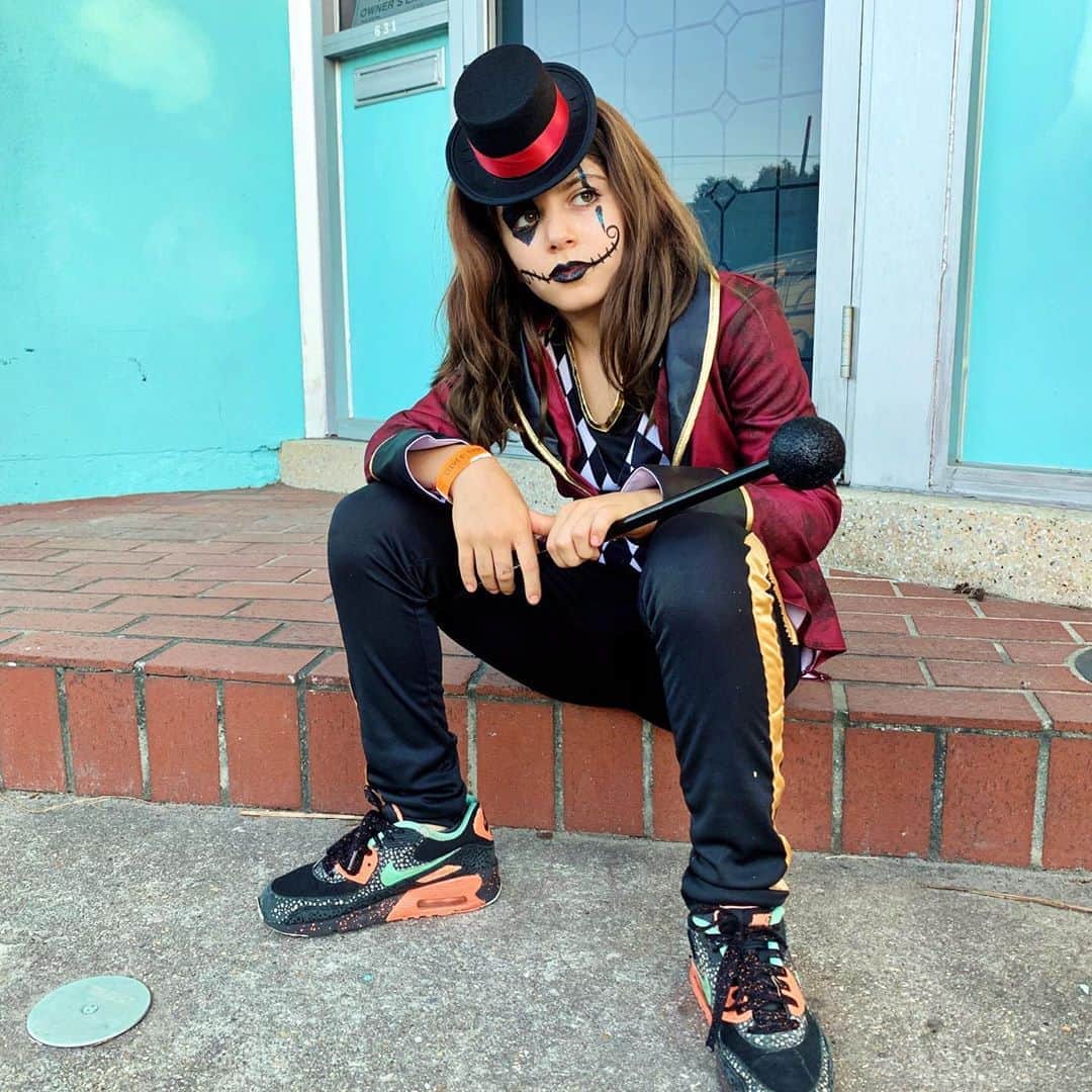 Ilana Wilesさんのインスタグラム写真 - (Ilana WilesInstagram)「Remember last year when Mazzy was the most badass ringleader ever? I aspire to this level of cool. 🖤 #halloween #halloweencostume #circus」10月26日 11時32分 - mommyshorts