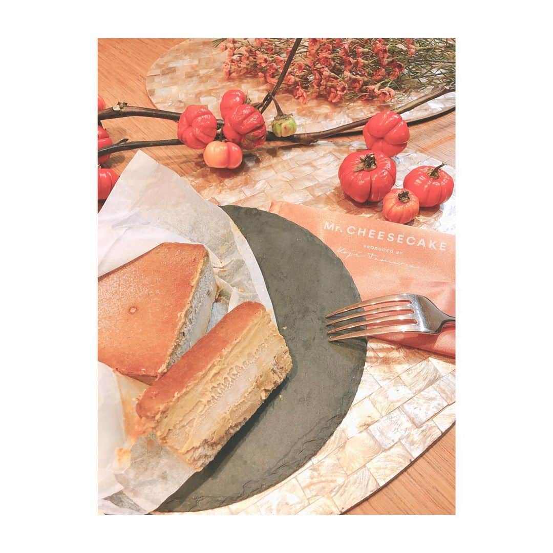のインスタグラム：「Trick or treat👻🎃  I’ve got treated by  @mr.cheesecake.tokyo 🧀 so I won’t be trick you anymo👼  今回のミスチは パンプキンチーズケーキ🎃❤︎ ミスチらしく オトナなハーブな風味で お洒落なハロウィンパーティーが できちゃった🎃🎃🎃  Thank you  @mr.cheesecake.tokyo 🧀  #MrCheesecake  #Halloween  #Cheesecake  #チーズケーキ #チーズ大好き #チーズチーズチーズ #🧀🧀🧀🧀🧀🧀🧀🧀🧀 #🧀 #🧀🧀🧀🧀🧀 #🧀🧀🧀  #🎃　#👻　#🍭」