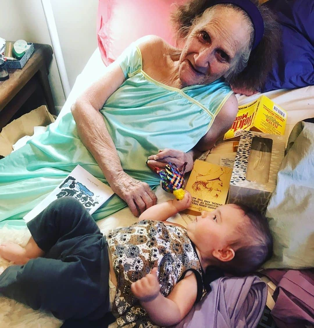 アンバー・タンブリンさんのインスタグラム写真 - (アンバー・タンブリンInstagram)「I’m gutted to learn tonight that the great poet Diane Di Prima has passed away. Here she is with my daughter Marlow the last time I saw her in San Francisco. And here is the forward she wrote for my last book of poetry, Dark Sparkler. It’s hard to quantify what she meant to me and my work, and to so many women everywhere. She changed the world for us. Rest in power, you singular, extraordinary fire. Long may you burn. #RIPDianeDiPrima」10月26日 11時36分 - amberrosetamblyn