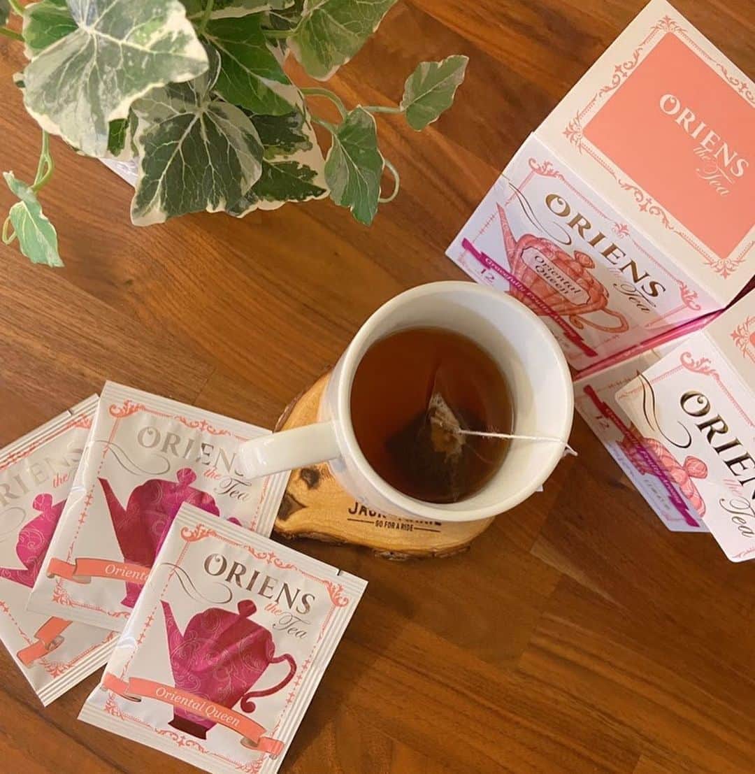 阿川麻美さんのインスタグラム写真 - (阿川麻美Instagram)「おうちでtea time☕️💗  食後には数日前に届いた「ORIENS -オーリエンス-」の紅茶の中から、可愛いピンクの「オリエンタル・クイーン」を😊❤️  ライチ、ラ・フランスの甘い香りと、薔薇の余韻がママ友達からも好評でした✨ この紅茶を並べるだけでお洒落な雰囲気に😆🙌  甘いスイーツと紅茶のコラボは最高。 他にもいろんなフレーバーがあるのでその日の気分で飲んでるよ☺️💕  #ORIENS #オーリエンス #紅茶 #finc #fincアンバサダー #pr #おうちカフェ #teatime #ママ友 #ママ会 #男の子ママ #2歳男の子 #teatime #おうちカフェ #おうち時間」10月26日 11時43分 - asamichi922