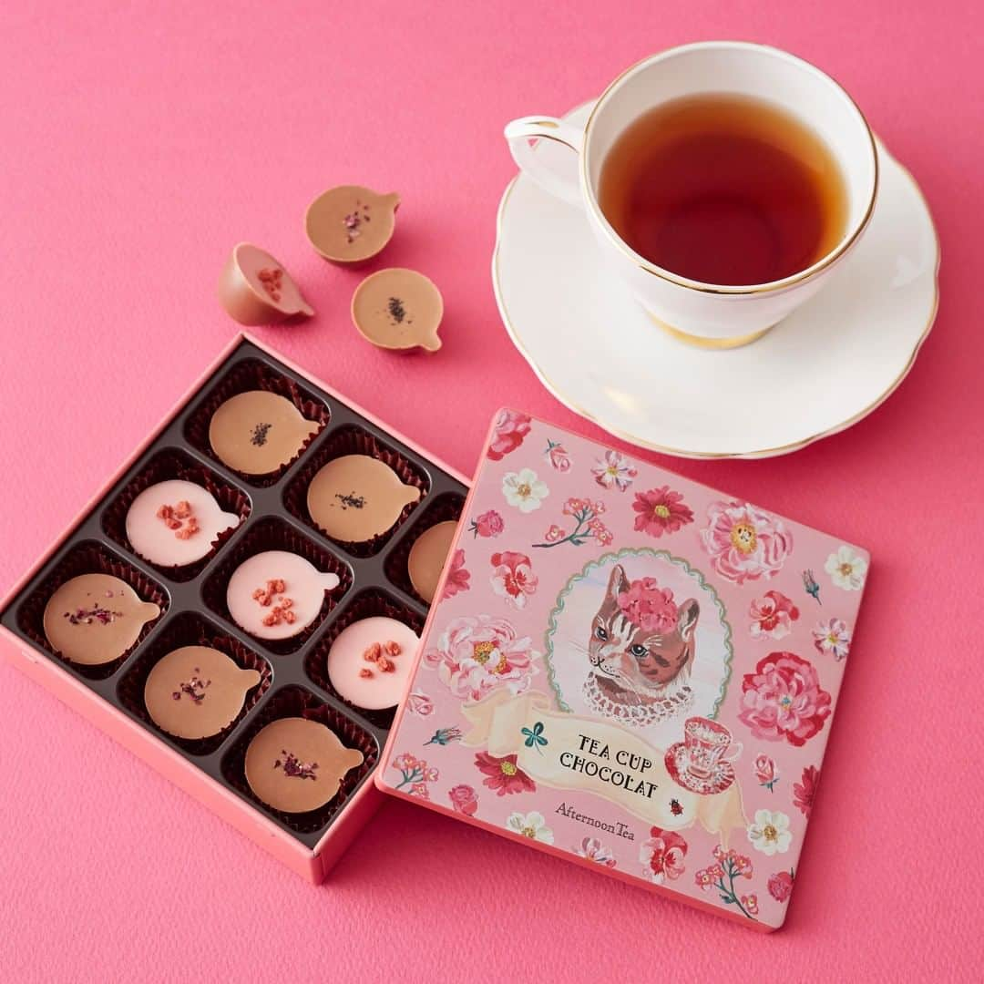 Afternoon Teaさんのインスタグラム写真 - (Afternoon TeaInstagram)「. ＼予告★10/27発売／ 紅茶フレーバーにこだわった人気のチョコレートが#ナタリーレテ（@nathalie_lete）さんのアートで登場します。 . ----------------------------- #ティーカップショコラ （写真2枚目） ----------------------------- ティーカップ型の、紅茶を使ったアフタヌーンティーのオリジナルチョコレート。  ＜セット内容＞ ・キャラメルティー（3個） ・ストロベリーミルクティー（3個） ・アップルティー（3個） . ----------------------------- #ティーチョコクランチ （写真3枚目） ----------------------------- 薄く仕上げた2種類の紅茶味のチョコレートに、それぞれ食感が楽しいトッピングを合わせました。軽やかで上品な味わいです。  ＜セット内容＞ ・ティー × ストロベリー（4個） ・アップルティー × キャラメルクランチ（3個） . ----------------------------- フルーツ＆シリアルチョコ （写真4枚目） ----------------------------- シリアルやフルーツ、アーモンドがぎっしりつまった、ザクザク食感のチョコレート。2つの味のアソートです。  ＜セット内容＞ ・アップルティーチョコレート（5個） ・チョコレート（5個） . ----------------------------- #紅茶のワッフルショコラサンド （写真5枚目） ----------------------------- 香り高いアールグレイを使った紅茶クリームを、サクサクのココアワッフルにサンドして、マイルドなチョコレートでコーティングしました。  ＜内容量＞ 個包装5個 .. このほか、折りたたんでコンパクト収納できる、ナタリー・レテさんのイラスト入り限定#エコバッグ「Nathalie Lete バッグ」（写真7枚目）も発売します。 . . ＜展開店舗＞ アフタヌーンティー・ティールーム各店舗 アフタヌーンティー・ベイカリー 大丸神戸店 アフタヌーンティー・ラブアンドテーブル各店舗（表参道を除く） .. 10/27（10:00）より、ティールームのWeb Store（楽天市場）でもお買い求めいただけます。 . . ＝＝＝＝＝＝＝＝＝＝＝＝＝＝＝＝＝＝ スペシャルプレゼントが抽選で当たる!! SNS投稿キャンペーン実施中︕ ＝＝＝＝＝＝＝＝＝＝＝＝＝＝＝＝＝＝ 「#アフタヌーンティーお茶時間」をつけて、ぜひ店内メニューまたはテイクアウト商品の画像をInstagramに投稿してくださいね。  【応募期間】11/11（23:59）まで . . ▶詳しくはハイライトまたはプロフィール欄URLよりブランドサイトをご覧ください。 @afternoontea_official . . ※10/27～期間・数量限定アイテムです。なくなり次第終了となります。 ※展開店舗は商品により異なります。 ※Web Store（楽天市場）では取り扱い商品が異なるほか、販売を終了している場合があります。 ※写真はイメージです。 . . #アフタヌーンティーティールーム #アフタヌーンティーベイカリー #アフタヌーンティーラブアンドテーブル ▶@afternoontea_loveandtable #アフタヌーンティー #AfternoonTeaTEAROOM #AfternoonTeaBAKERY #AfternoonTeaLoveandTable #AfternoonTea  #nathalielete #紅茶 #チョコレート #缶 #缶好き #ティータイム #ティールーム #カフェ #カフェ巡り #ネコ #猫好き #ティーフェス #TEAFES #cafe #tea #teatime」10月26日 11時45分 - afternoontea_official