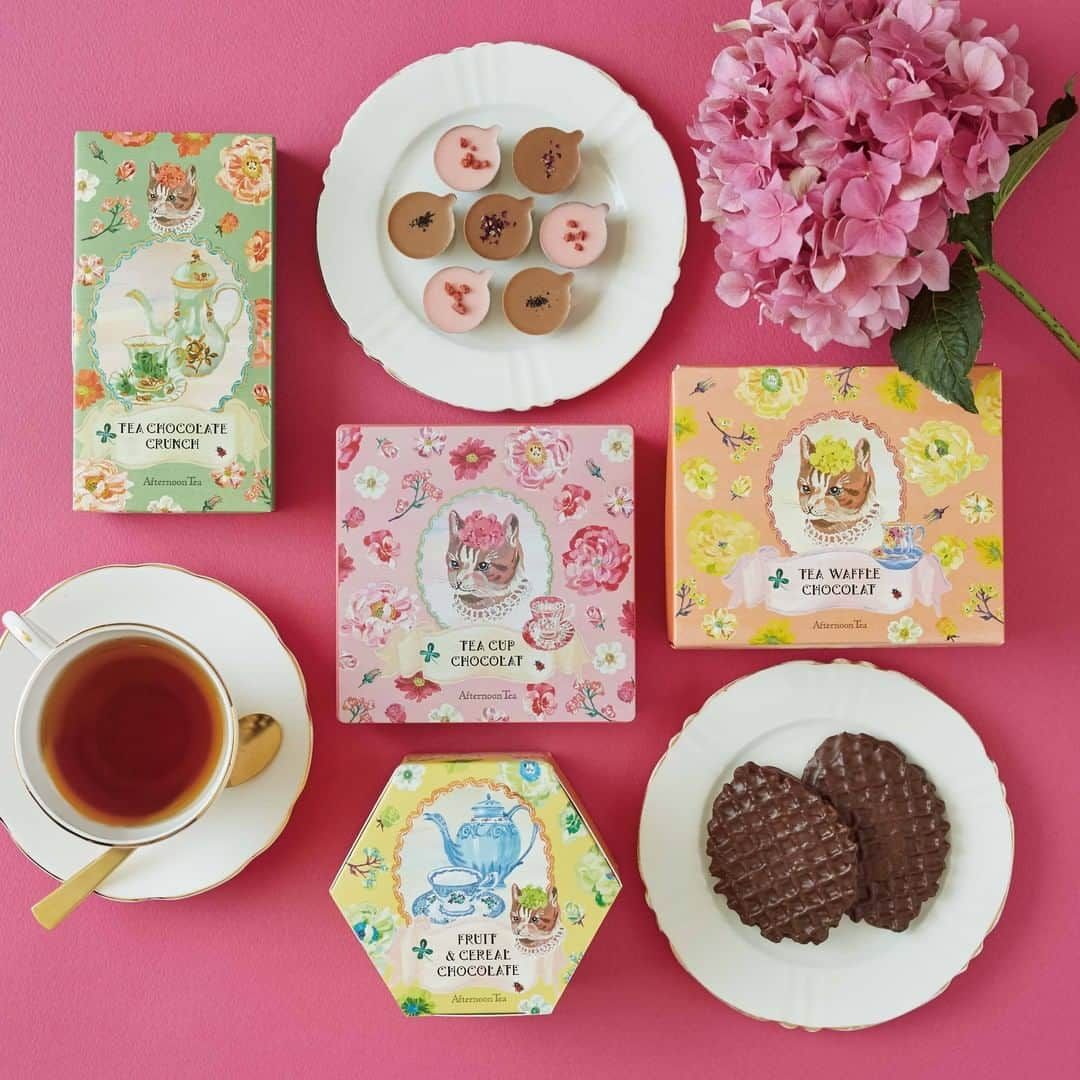 Afternoon Teaさんのインスタグラム写真 - (Afternoon TeaInstagram)「. ＼予告★10/27発売／ 紅茶フレーバーにこだわった人気のチョコレートが#ナタリーレテ（@nathalie_lete）さんのアートで登場します。 . ----------------------------- #ティーカップショコラ （写真2枚目） ----------------------------- ティーカップ型の、紅茶を使ったアフタヌーンティーのオリジナルチョコレート。  ＜セット内容＞ ・キャラメルティー（3個） ・ストロベリーミルクティー（3個） ・アップルティー（3個） . ----------------------------- #ティーチョコクランチ （写真3枚目） ----------------------------- 薄く仕上げた2種類の紅茶味のチョコレートに、それぞれ食感が楽しいトッピングを合わせました。軽やかで上品な味わいです。  ＜セット内容＞ ・ティー × ストロベリー（4個） ・アップルティー × キャラメルクランチ（3個） . ----------------------------- フルーツ＆シリアルチョコ （写真4枚目） ----------------------------- シリアルやフルーツ、アーモンドがぎっしりつまった、ザクザク食感のチョコレート。2つの味のアソートです。  ＜セット内容＞ ・アップルティーチョコレート（5個） ・チョコレート（5個） . ----------------------------- #紅茶のワッフルショコラサンド （写真5枚目） ----------------------------- 香り高いアールグレイを使った紅茶クリームを、サクサクのココアワッフルにサンドして、マイルドなチョコレートでコーティングしました。  ＜内容量＞ 個包装5個 .. このほか、折りたたんでコンパクト収納できる、ナタリー・レテさんのイラスト入り限定#エコバッグ「Nathalie Lete バッグ」（写真7枚目）も発売します。 . . ＜展開店舗＞ アフタヌーンティー・ティールーム各店舗 アフタヌーンティー・ベイカリー 大丸神戸店 アフタヌーンティー・ラブアンドテーブル各店舗（表参道を除く） .. 10/27（10:00）より、ティールームのWeb Store（楽天市場）でもお買い求めいただけます。 . . ＝＝＝＝＝＝＝＝＝＝＝＝＝＝＝＝＝＝ スペシャルプレゼントが抽選で当たる!! SNS投稿キャンペーン実施中︕ ＝＝＝＝＝＝＝＝＝＝＝＝＝＝＝＝＝＝ 「#アフタヌーンティーお茶時間」をつけて、ぜひ店内メニューまたはテイクアウト商品の画像をInstagramに投稿してくださいね。  【応募期間】11/11（23:59）まで . . ▶詳しくはハイライトまたはプロフィール欄URLよりブランドサイトをご覧ください。 @afternoontea_official . . ※10/27～期間・数量限定アイテムです。なくなり次第終了となります。 ※展開店舗は商品により異なります。 ※Web Store（楽天市場）では取り扱い商品が異なるほか、販売を終了している場合があります。 ※写真はイメージです。 . . #アフタヌーンティーティールーム #アフタヌーンティーベイカリー #アフタヌーンティーラブアンドテーブル ▶@afternoontea_loveandtable #アフタヌーンティー #AfternoonTeaTEAROOM #AfternoonTeaBAKERY #AfternoonTeaLoveandTable #AfternoonTea  #nathalielete #紅茶 #チョコレート #缶 #缶好き #ティータイム #ティールーム #カフェ #カフェ巡り #ネコ #猫好き #ティーフェス #TEAFES #cafe #tea #teatime」10月26日 11時45分 - afternoontea_official