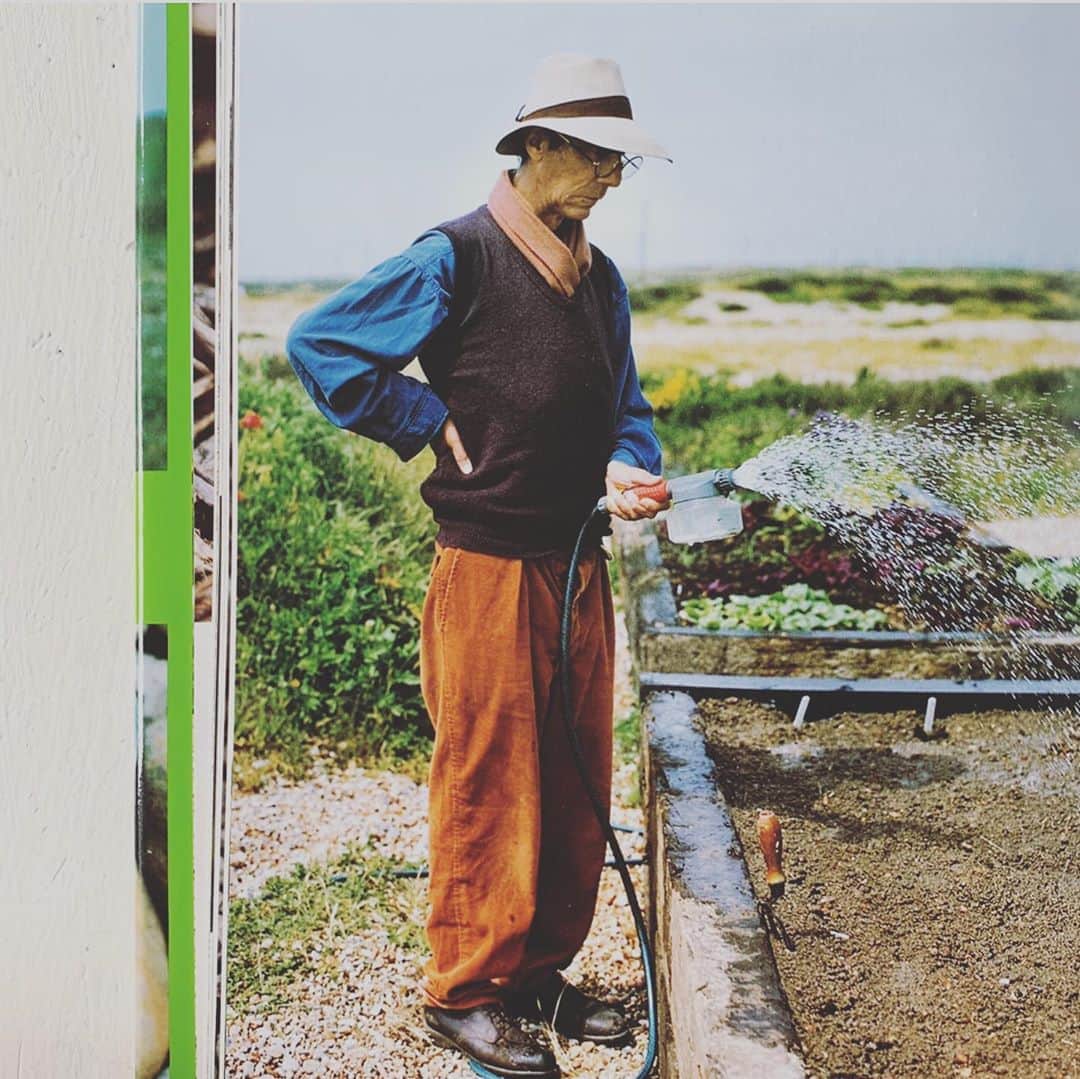 OKAさんのインスタグラム写真 - (OKAInstagram)「デレク・ジャーマンのTシャツと帽子。 庭創作中の装いがなんともおしゃれ。 #derekjarman」10月26日 11時45分 - ytrpics