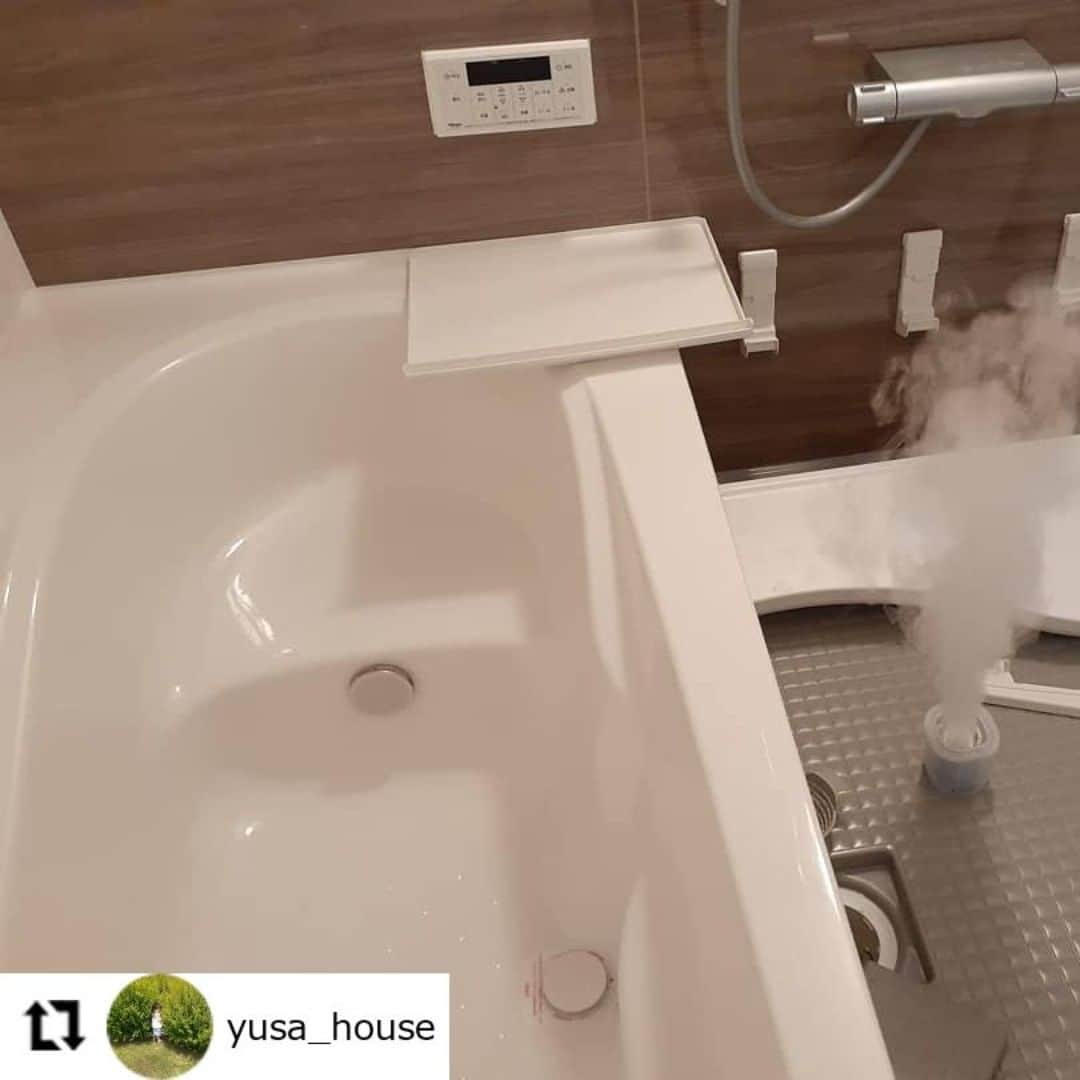 【公式】ルック 防カビくん煙剤のインスタグラム：「. #regram @yusa_house 入居前の準備に、防カビくん煙剤をお使いいただき、ありがとうございます🎶 新居のお風呂だからこそ、キレイを保ちたいですよね✨ 実は…2ヶ月に1回の定期使用で、防カビ効果は更に高まるんです❗ ぜひ、使い続けていただけたら嬉しいです💗 . あまり知られていないのですが…💡 浴室には、目に見えない黒カビの原因菌が数多く潜んでいます😲💧 防カビくん煙剤は、そんな黒カビの原因菌たちを「銀イオン」の煙で除菌することで、黒カビの発生を防ぎます💪 しかも、天井や換気扇など、お掃除しにくい場所にまで煙が届くので、ラクして浴室全体を防カビできちゃうんです❗ . また、防カビくん煙剤をするときに、 お風呂の排水口のフタやエプロンまで開けておくと丸ごと防カビできますよ😎👌 . 皆さんも、気軽にできる黒カビ対策を始めてみませんか❓👀 ・・・ . . . エプロンや棚を全部外して、#防カビくん煙剤 しました。 . . #新築 #新築一戸建て #新築マイホーム #マイホーム #マイホーム記録 #ldk #引き渡し #引越し #引越し準備 #引越し前にやる事 #お風呂 #お風呂掃除 #lixil #lixilお風呂」