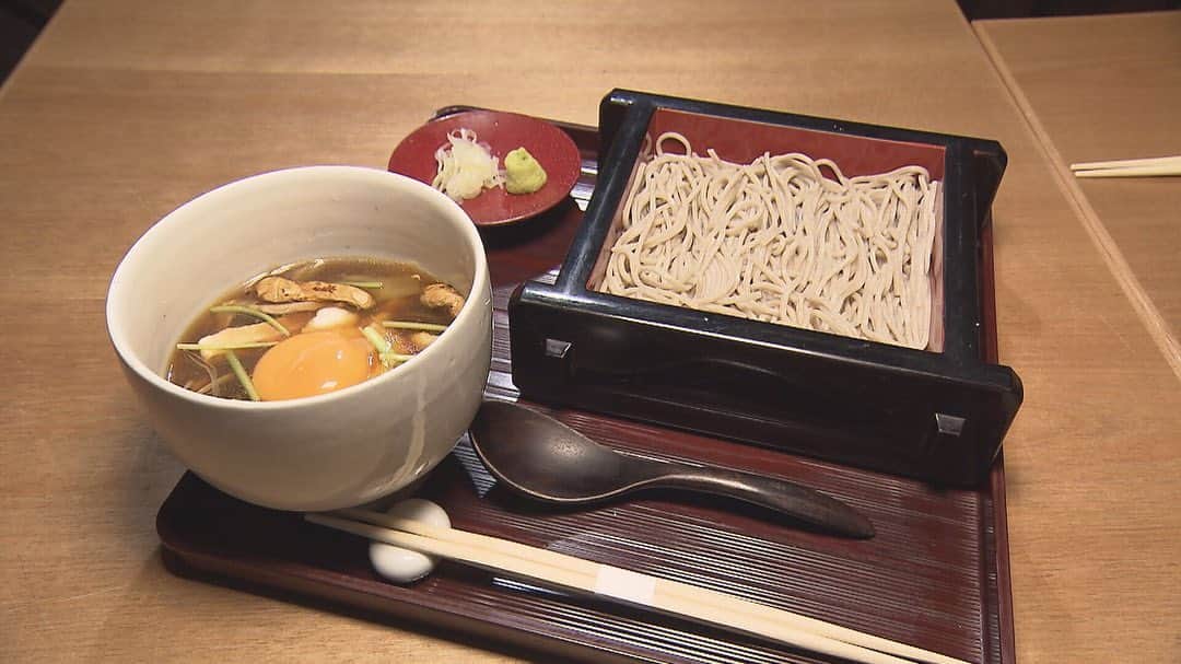 テレビ西日本「ももち浜ストア」さんのインスタグラム写真 - (テレビ西日本「ももち浜ストア」Instagram)「・ そば業界でのアキラくんの風当たりの強さが 発覚した○○部でしたが、いかがだったでしょう か？浜﨑アナの意外な才能も発覚しましたが、 スタッフ的にはおいしくないと思ったのは、 ここだけの話🤫次回の○○部での活躍？に期待 です🥴   ◆フクオカQ 「ハロウィーンに食べたい福岡のかぼちゃ」 ハロウィーン👻といえばかぼちゃということで 今回は福岡のかぼちゃ🎃に注目！クイズ形式で その魅力をお届けしました。   ①キルフェボン福岡 旬のかぼちゃを使った期間限定タルトを紹介。 【住所】福岡市中央区天神2-4-11 【電話】092-738-3370 【営業時間】11:00～19:00 【定休日】なし 北海道みよい農園産くりりんかぼちゃのタルト 760円+税 ※10/31までの限定販売   ②パティスリークラシック🍰 さつまいもとかぼちゃが所狭しと敷き詰められた タルトを紹介。   【住所】筑後市西牟田3744-2 【電話】0942-27-9110 【営業時間】10:00～19:00 【定休日】なし さつまいもとかぼちゃのタルト 390円+税 シューケット(5個) 250円+税   ③うきはの宝 番組で紹介したまんぺいかぼちゃを購入できます。   【住所】うきは市浮羽町浮羽756 公式サイトにて「まんぺいかぼちゃ1kg(約1個) 350円+税」を販売   ◆ももち○○部 MCが毎回様々な企画に挑戦する○○部。 今回は新そばの季節という事で、そば部を お届けしました。   ①赤坂茶房 【住所】福岡市中央区赤坂1-13-2 MJR赤坂タワー 　　　　1F 【電話】092-406-3133 【営業時間】11:30～15:00os / 17:00～21:00os 　　　　　　※日曜は昼のみの営業 【定休日】不定休 松茸と旬キノコの鶏月見蕎麦 1650円(税込) ※ランチタイム価格   ②ほしくまそば道場 【住所】福岡市早良区干隈3-30-7 【電話】092-861-6666 【営業時間】毎月第1・2・3土曜に教室を開催中 【料金】入会金 1000円 / 受講料 13800円   #高橋巨典　#岡澤アキラ　 #浜﨑日香里　#あべてつあき　 #五十嵐悠香　#高木晴菜　 #高村公平　#巻誠一郎 #岡野綾夏　#矢野ペペ #赤坂茶房　#ほしくまそば道場 #キルフェボン　#パティスリークラシック #まんぺいかぼちゃ　#うきはの宝 #福岡の朝はももち浜ストア #福岡　#福岡グルメ」10月26日 11時50分 - momochihamastore8