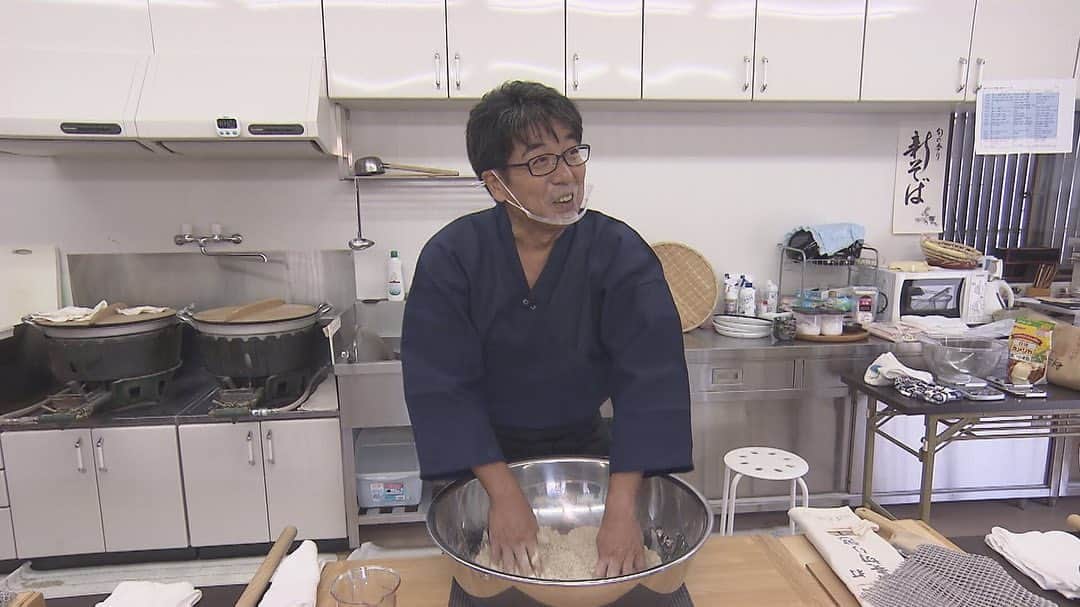テレビ西日本「ももち浜ストア」さんのインスタグラム写真 - (テレビ西日本「ももち浜ストア」Instagram)「・ そば業界でのアキラくんの風当たりの強さが 発覚した○○部でしたが、いかがだったでしょう か？浜﨑アナの意外な才能も発覚しましたが、 スタッフ的にはおいしくないと思ったのは、 ここだけの話🤫次回の○○部での活躍？に期待 です🥴   ◆フクオカQ 「ハロウィーンに食べたい福岡のかぼちゃ」 ハロウィーン👻といえばかぼちゃということで 今回は福岡のかぼちゃ🎃に注目！クイズ形式で その魅力をお届けしました。   ①キルフェボン福岡 旬のかぼちゃを使った期間限定タルトを紹介。 【住所】福岡市中央区天神2-4-11 【電話】092-738-3370 【営業時間】11:00～19:00 【定休日】なし 北海道みよい農園産くりりんかぼちゃのタルト 760円+税 ※10/31までの限定販売   ②パティスリークラシック🍰 さつまいもとかぼちゃが所狭しと敷き詰められた タルトを紹介。   【住所】筑後市西牟田3744-2 【電話】0942-27-9110 【営業時間】10:00～19:00 【定休日】なし さつまいもとかぼちゃのタルト 390円+税 シューケット(5個) 250円+税   ③うきはの宝 番組で紹介したまんぺいかぼちゃを購入できます。   【住所】うきは市浮羽町浮羽756 公式サイトにて「まんぺいかぼちゃ1kg(約1個) 350円+税」を販売   ◆ももち○○部 MCが毎回様々な企画に挑戦する○○部。 今回は新そばの季節という事で、そば部を お届けしました。   ①赤坂茶房 【住所】福岡市中央区赤坂1-13-2 MJR赤坂タワー 　　　　1F 【電話】092-406-3133 【営業時間】11:30～15:00os / 17:00～21:00os 　　　　　　※日曜は昼のみの営業 【定休日】不定休 松茸と旬キノコの鶏月見蕎麦 1650円(税込) ※ランチタイム価格   ②ほしくまそば道場 【住所】福岡市早良区干隈3-30-7 【電話】092-861-6666 【営業時間】毎月第1・2・3土曜に教室を開催中 【料金】入会金 1000円 / 受講料 13800円   #高橋巨典　#岡澤アキラ　 #浜﨑日香里　#あべてつあき　 #五十嵐悠香　#高木晴菜　 #高村公平　#巻誠一郎 #岡野綾夏　#矢野ペペ #赤坂茶房　#ほしくまそば道場 #キルフェボン　#パティスリークラシック #まんぺいかぼちゃ　#うきはの宝 #福岡の朝はももち浜ストア #福岡　#福岡グルメ」10月26日 11時50分 - momochihamastore8