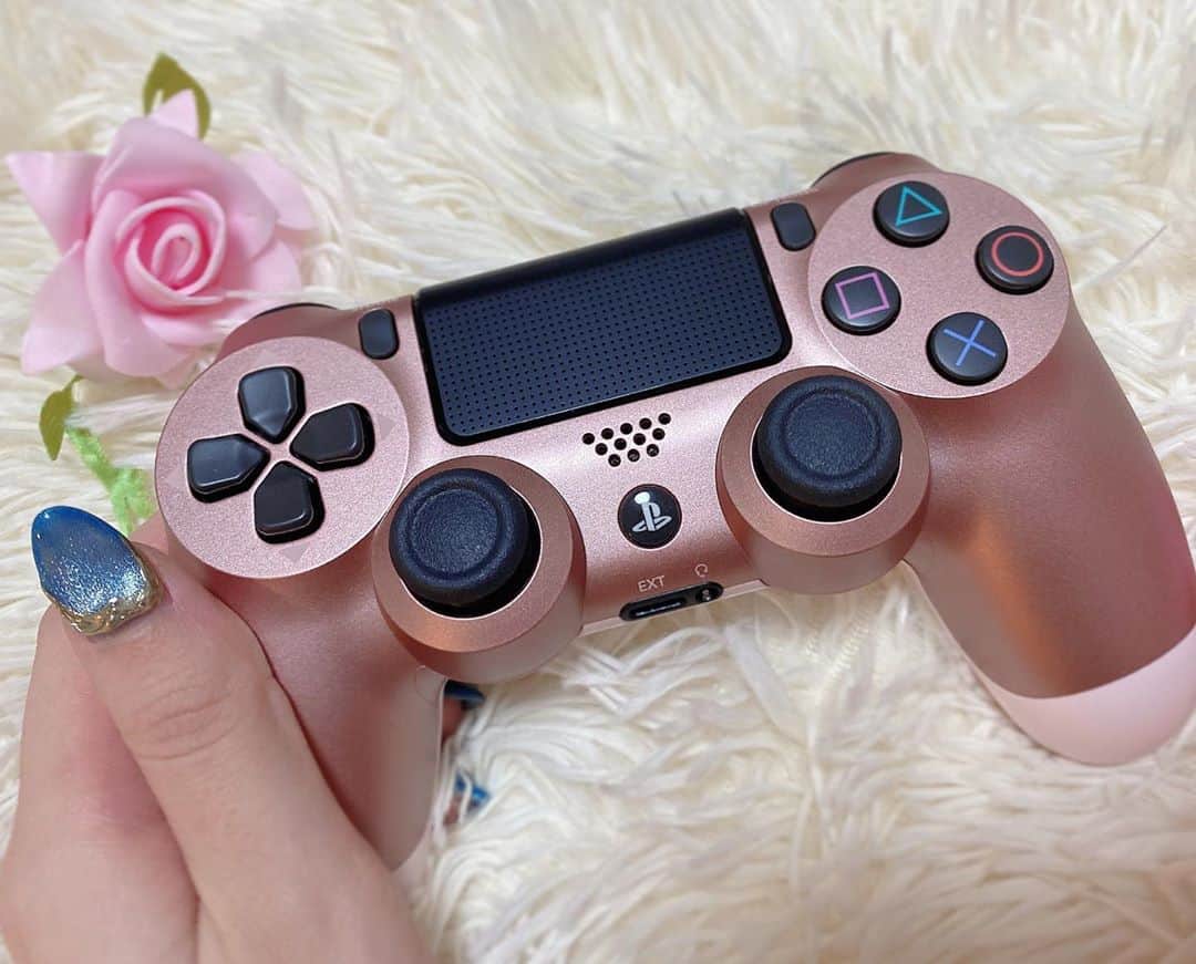 矢澤あづなさんのインスタグラム写真 - (矢澤あづなInstagram)「my controller🎮💕  #ps4 #controller #rosegold #playstation #sony #game #sonygames #playstationgames #pink #japanese」10月26日 11時51分 - adugram_