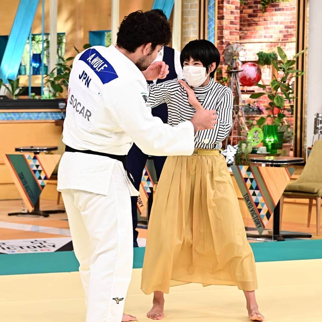 TBS「東京VICTORY」さんのインスタグラム写真 - (TBS「東京VICTORY」Instagram)「今週の東京VICTORYでは🥋 日本最強の男ウルフアロン選手vsロンドン五輪🥇松本薫さんと夢の対決も！！ . 楽屋に戻っても松本さん、ウルフ選手に技をかけてました......😂 . 収録前には松本さんが手掛けるアイスクリーム🍨を出張サービスでプレゼント🎁してくださいました♡  豆腐を使った考え抜かれたヘルシーな🍨めちゃくちゃ美味しかったです♡♡」10月26日 11時54分 - tbs_tokyo_v