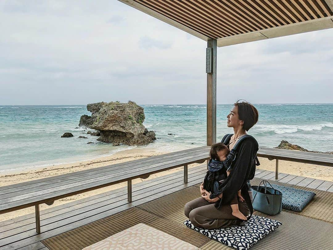 来夏さんのインスタグラム写真 - (来夏Instagram)「#💙 素敵なロケーション🏝 潮風気持ちいなぁ〜✨(強風😂) #okinawa #バンタカフェ #子連れ旅行 #子連れ女子旅 #生後10ヶ月 #pixel5」10月26日 11時54分 - rairairaika