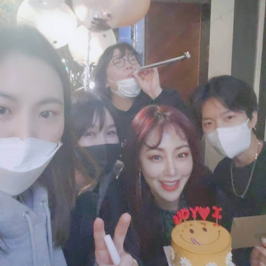 オ・ナラさんのインスタグラム写真 - (オ・ナラInstagram)「#하늘연달 #스무엿새  아침에 일어나니 #축하메세지💌  가 듬뿍 담겨있네요. 오늘 하루 밥 안먹어도 배부를것같아요.🥰 축하해주셔서 감사합니다  특별한 #이벤트 없이 조용한 생일일지만  마음은 #부자 됐어요.  #저녁에살짝밥만먹으러나갔다올께요☺」10月26日 11時54分 - sabita_5