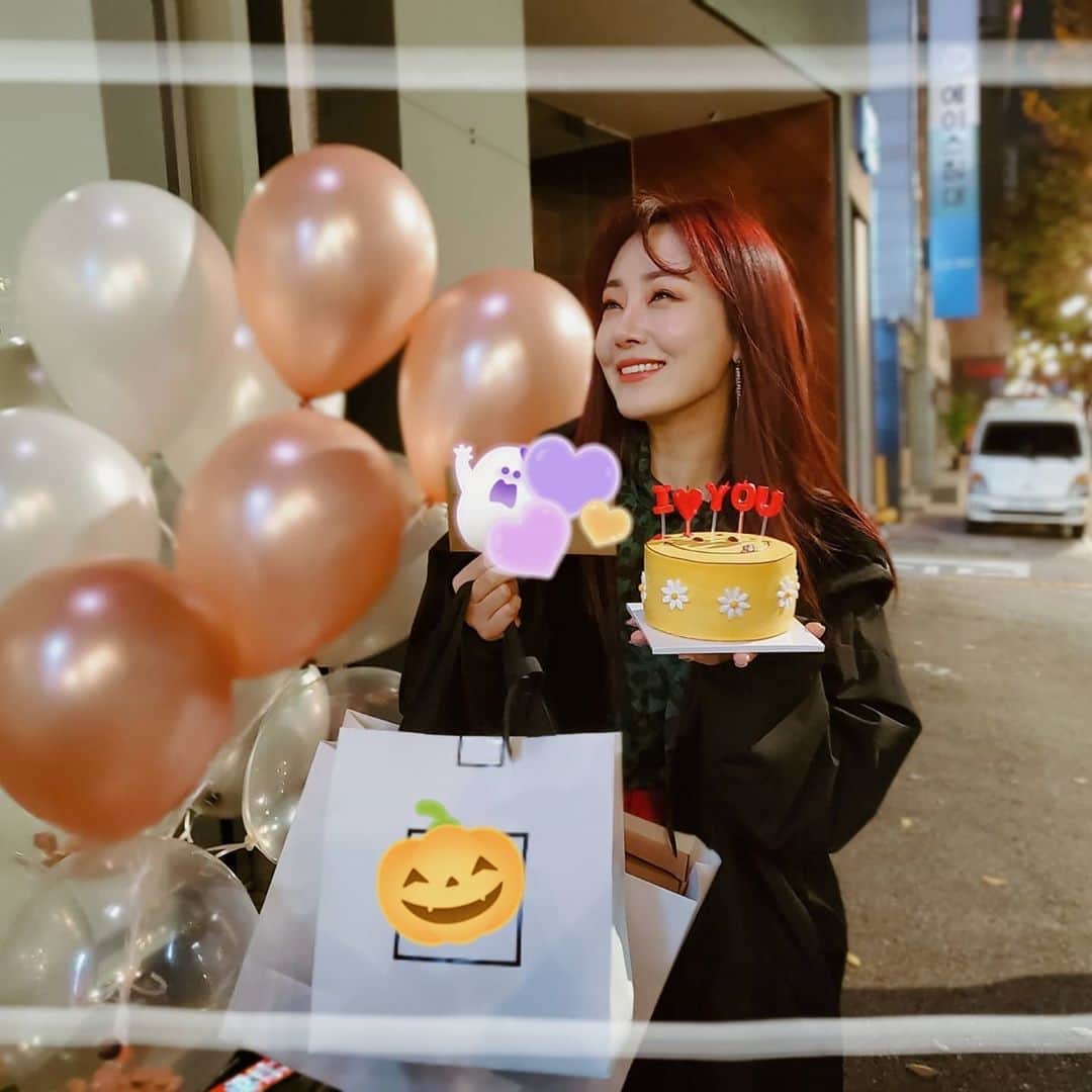 オ・ナラさんのインスタグラム写真 - (オ・ナラInstagram)「#하늘연달 #스무엿새  아침에 일어나니 #축하메세지💌  가 듬뿍 담겨있네요. 오늘 하루 밥 안먹어도 배부를것같아요.🥰 축하해주셔서 감사합니다  특별한 #이벤트 없이 조용한 생일일지만  마음은 #부자 됐어요.  #저녁에살짝밥만먹으러나갔다올께요☺」10月26日 11時54分 - sabita_5