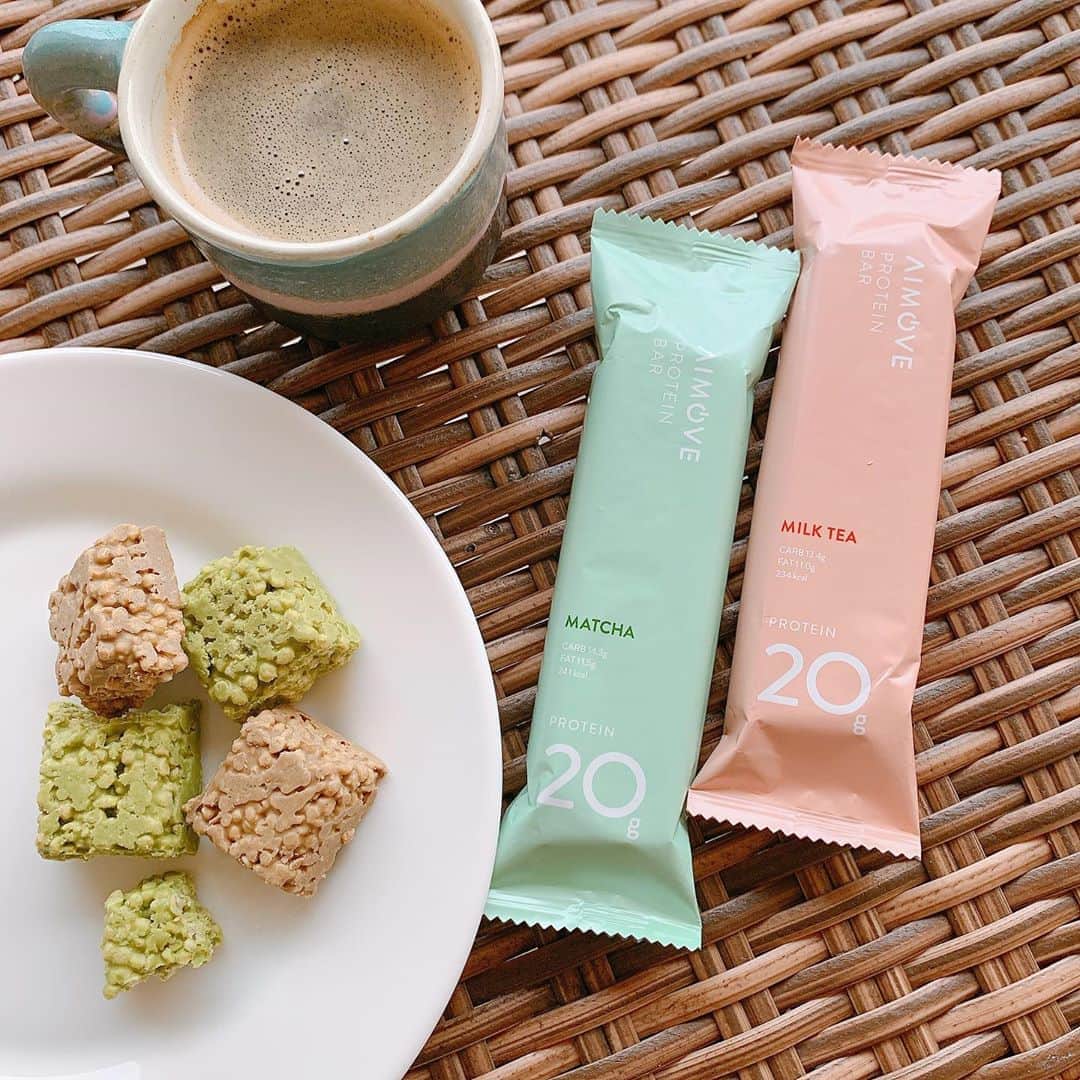 来夏のインスタグラム：「#🍫 育児で毎日が筋トレみたいな状態だけど 定期的に運動もするようになって プロテインをおすすめされてたこの頃💪🏽 でもドリンクタイプに手が伸びず、 おやつ感覚で取り入れられて見た目も可愛い @aimove_official のプロテインバーを持ち歩いてる🤎  甘さも控えめでギトギトしてなくて、 ちょっとひと息つくときや忙しい時にも これ一本で20gのタンパク質がとれるとのこと👏🏽  大好きな抹茶味とミルクティー味で美味しいのが 嬉しいところ😋💚  #プロテインバー #プロテイン #aimove #pr」